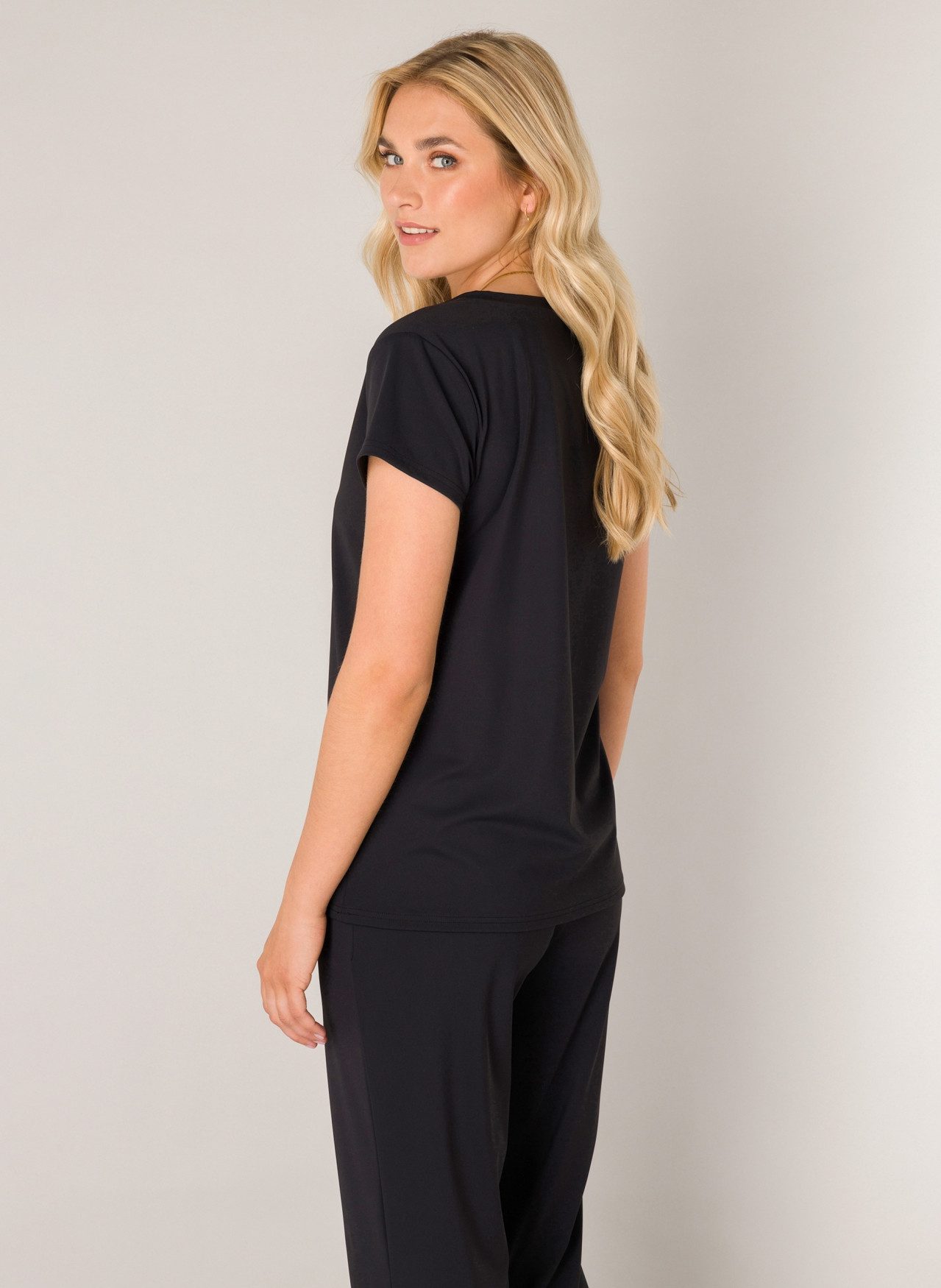 Base Level T-Shirt Tilly mit V-Ausschnitt günstig online kaufen