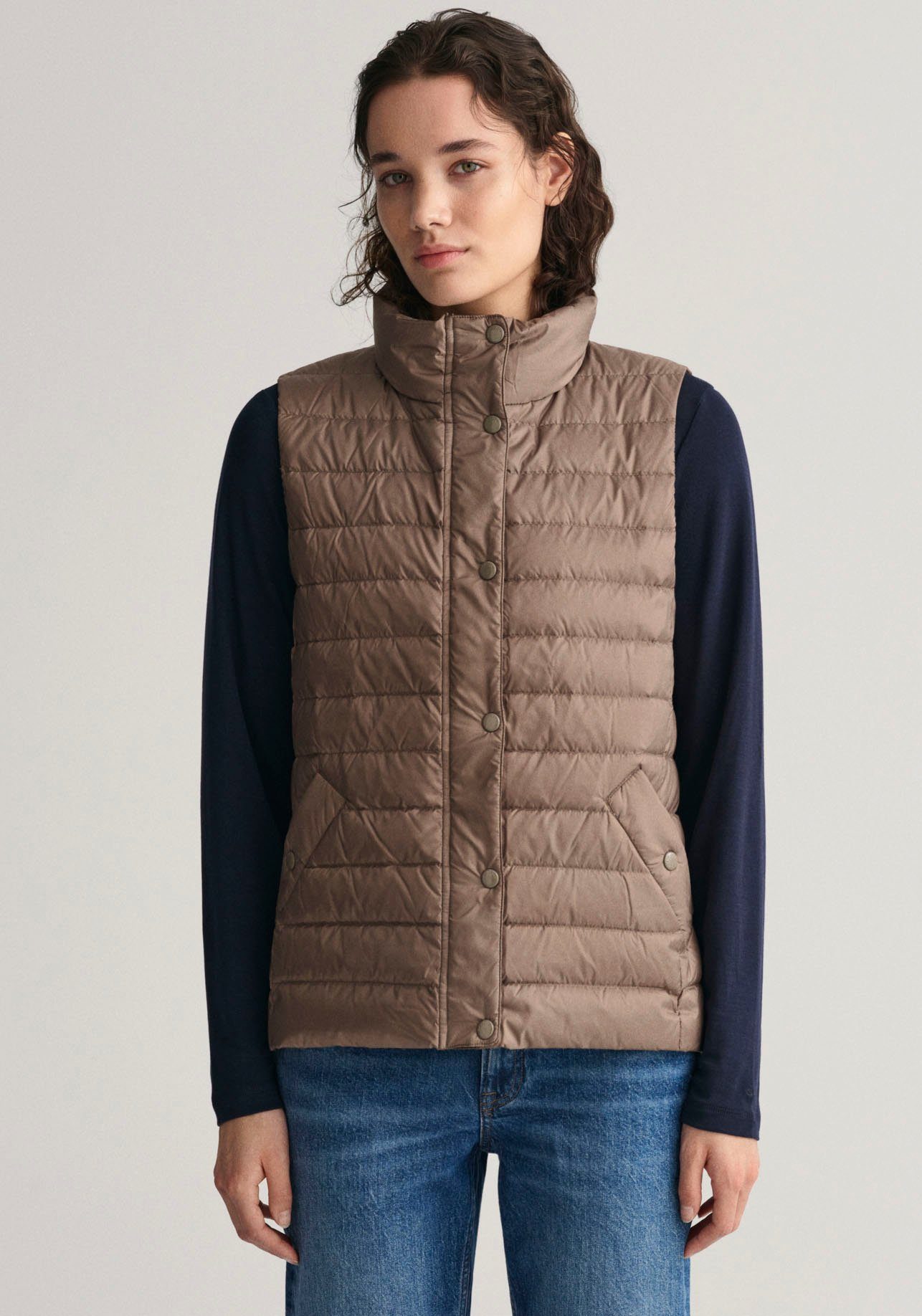 Gant Steppweste LIGHT DOWN VEST mit Logodruck auf der Brust