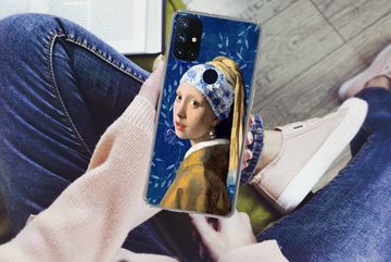 MuchoWow Handyhülle Mädchen mit Perlenohrring - Delfter Porzellan - Vermeer - Blumen -, Phone Case, Handyhülle OnePlus Nord N10 5G, Silikon, Schutzhülle