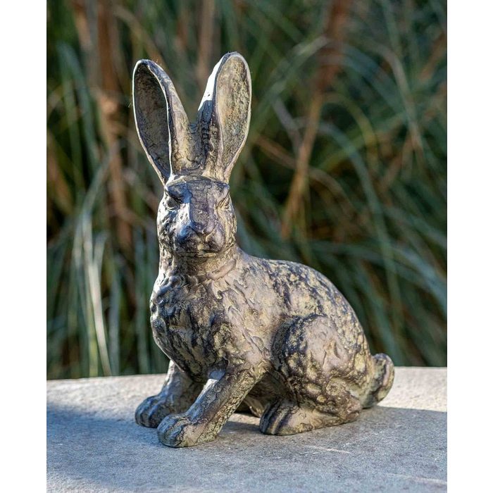 IDYL Gartenfigur IDYL Bronze-Skulptur Stehender Hase Bronze – sehr robust – Langlebig – witterungsbeständig gegen Frost Regen und UV-Strahlung. Die Modelle werden in Wachsausschmelzverfahren in Bronze gegossen und von Hand patiniert.