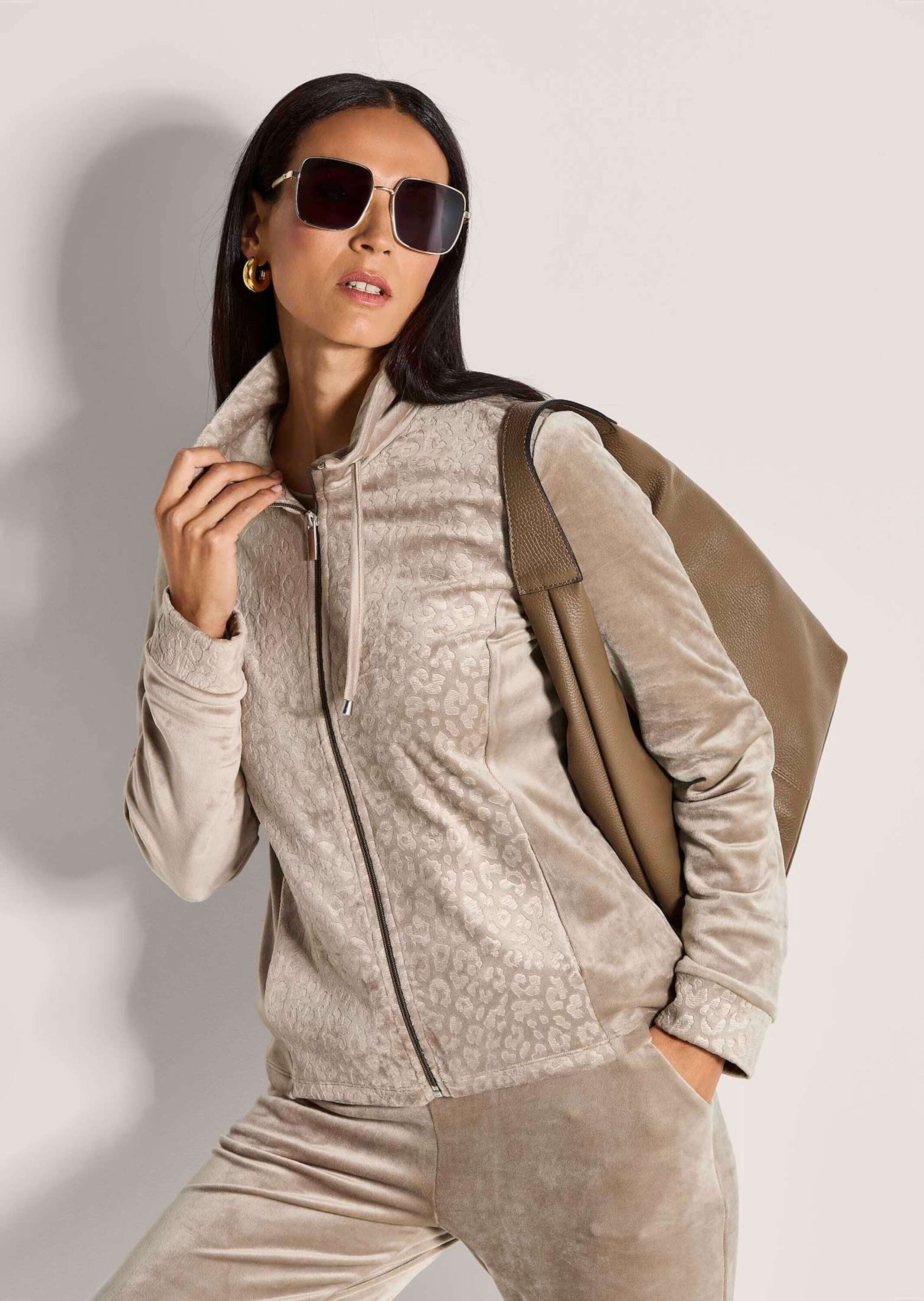 MADELEINE Outdoorjacke Flauschige Nickijacke mit Reißverschluss Sportive Jacke mit Stehkragen und Taschen
