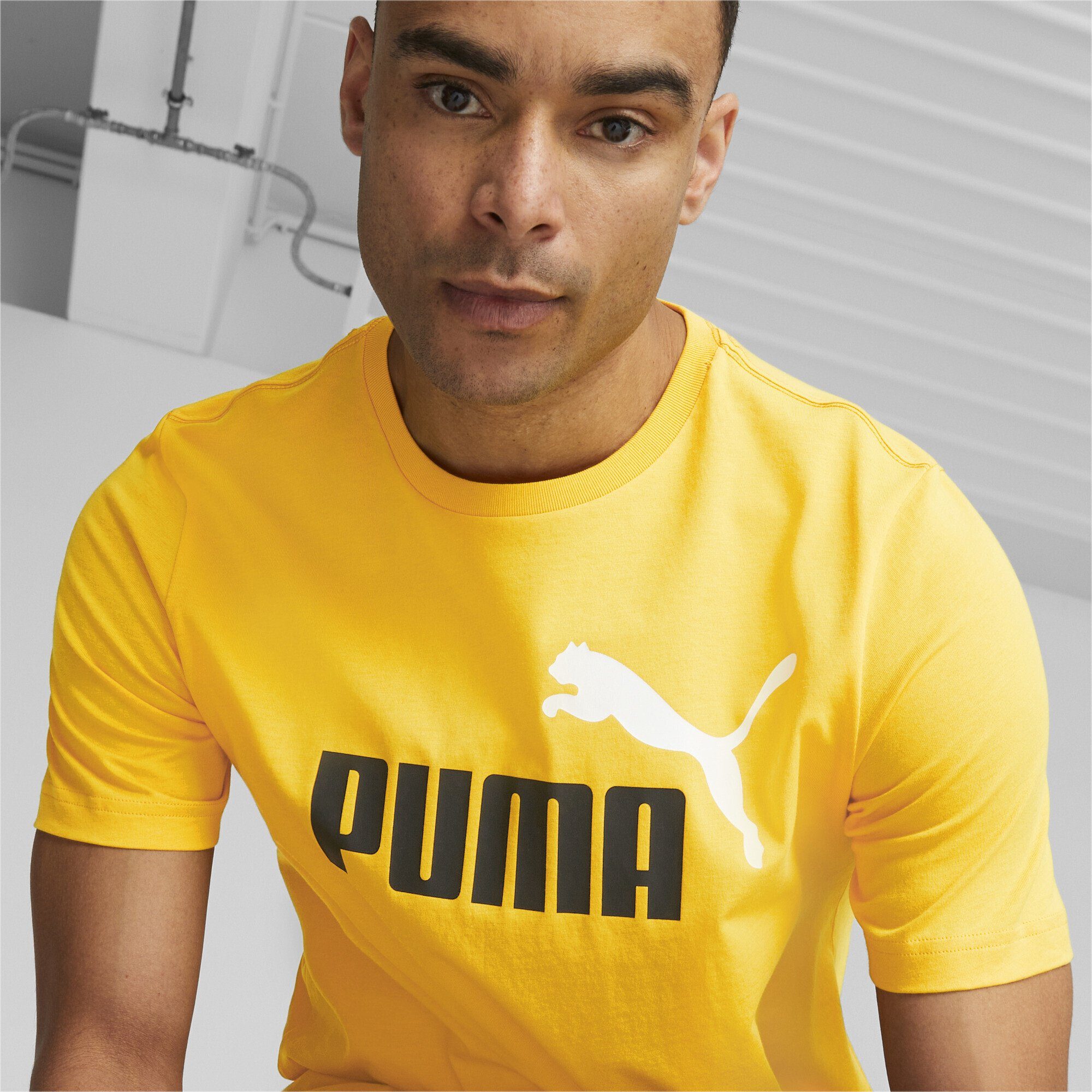 PUMA Trainingsshirt mit Sizzle Yellow zweifarbigem Herren Logo Essentials+ T-Shirts