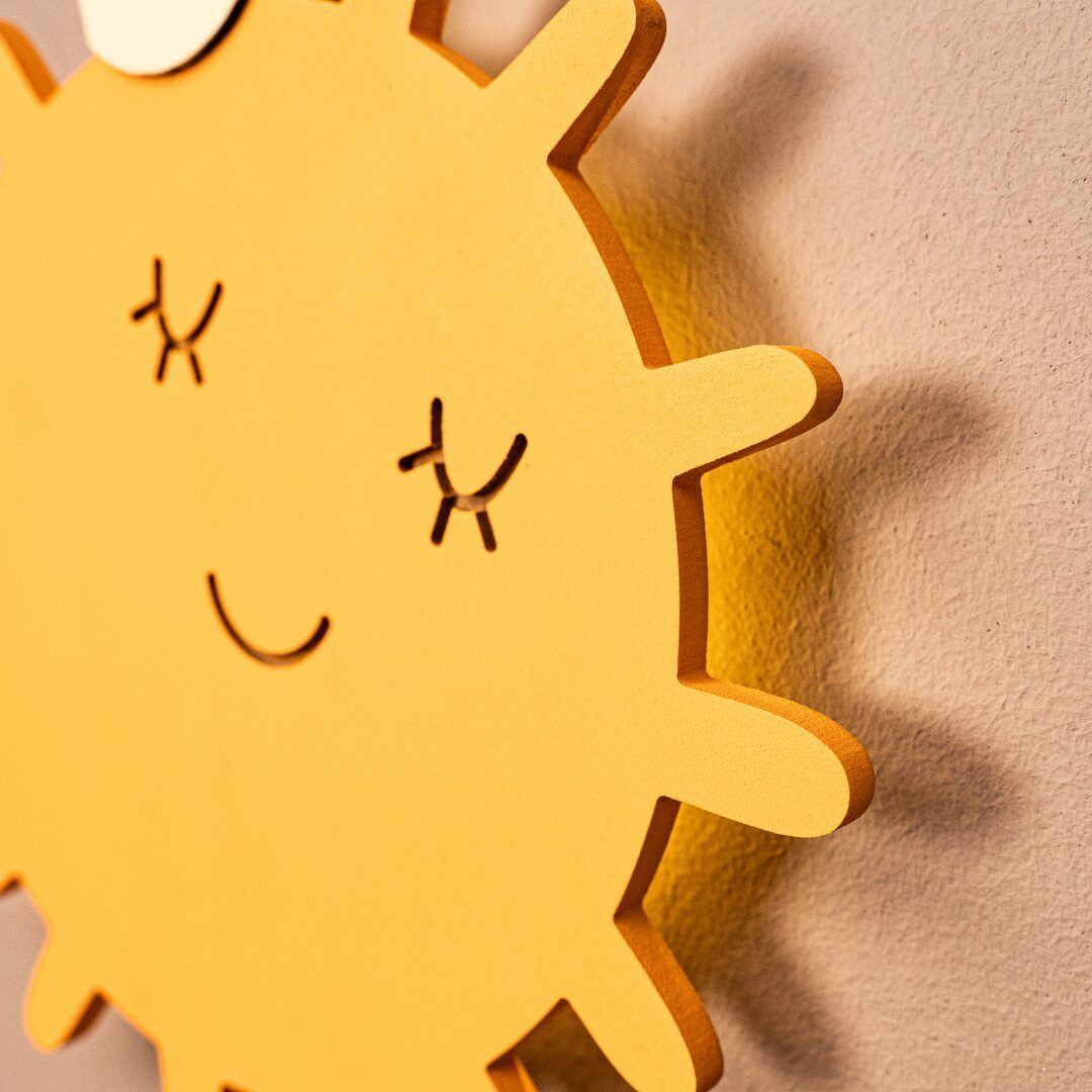 COZYCOLLECTIONS LED Wandleuchte Handbemaltes LED-Wandnachtlicht Gekröntes Sonnen in Holzoptik, LED, Warmweiß, Montessori: warmes Licht & Ziehschalter für Selbstständigkeit