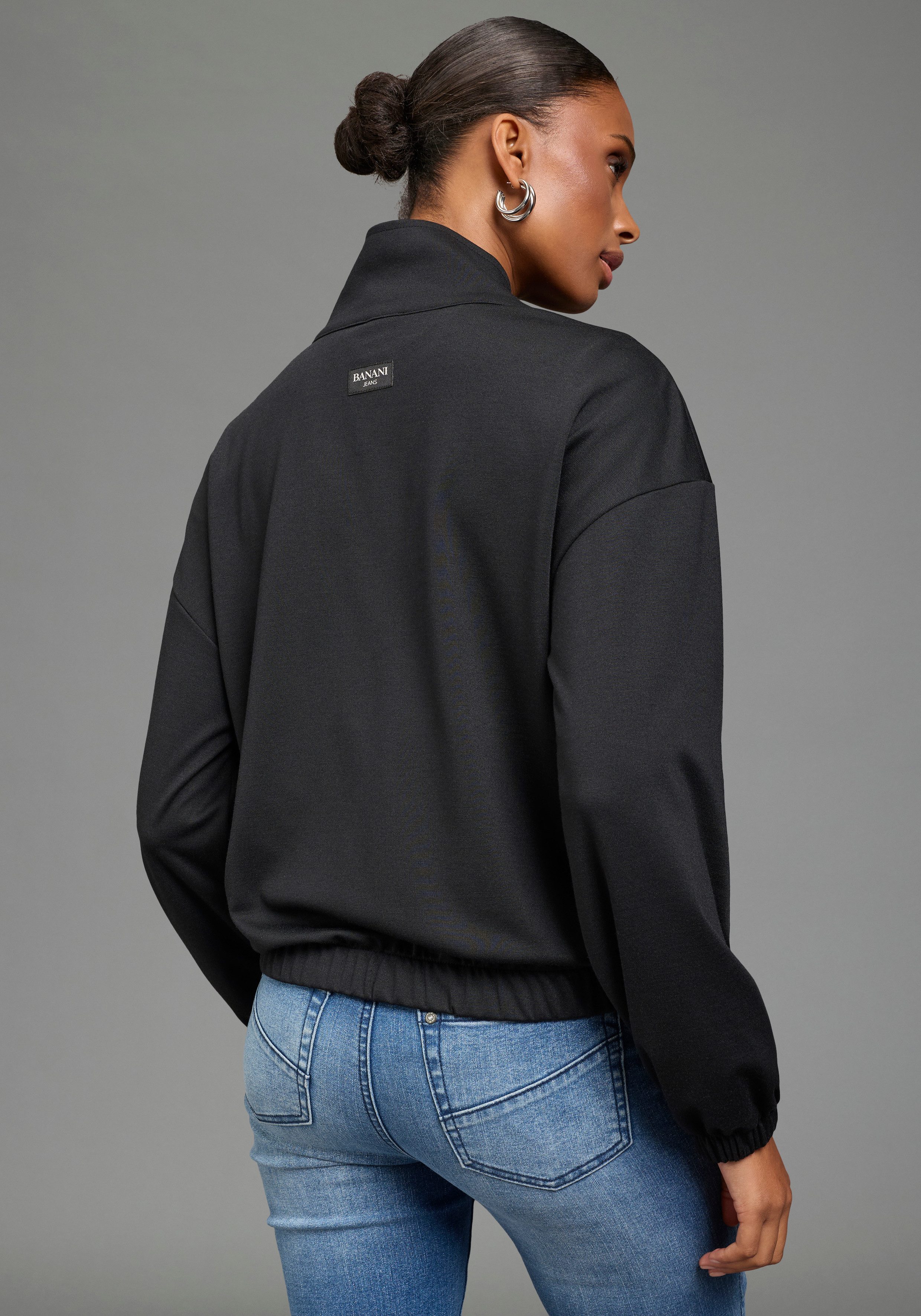 Bruno Banani Sweatjacke in modischer Blouson-Form und eleganten Knöpfen, hüftlange Schnittform, mit Stehkragen