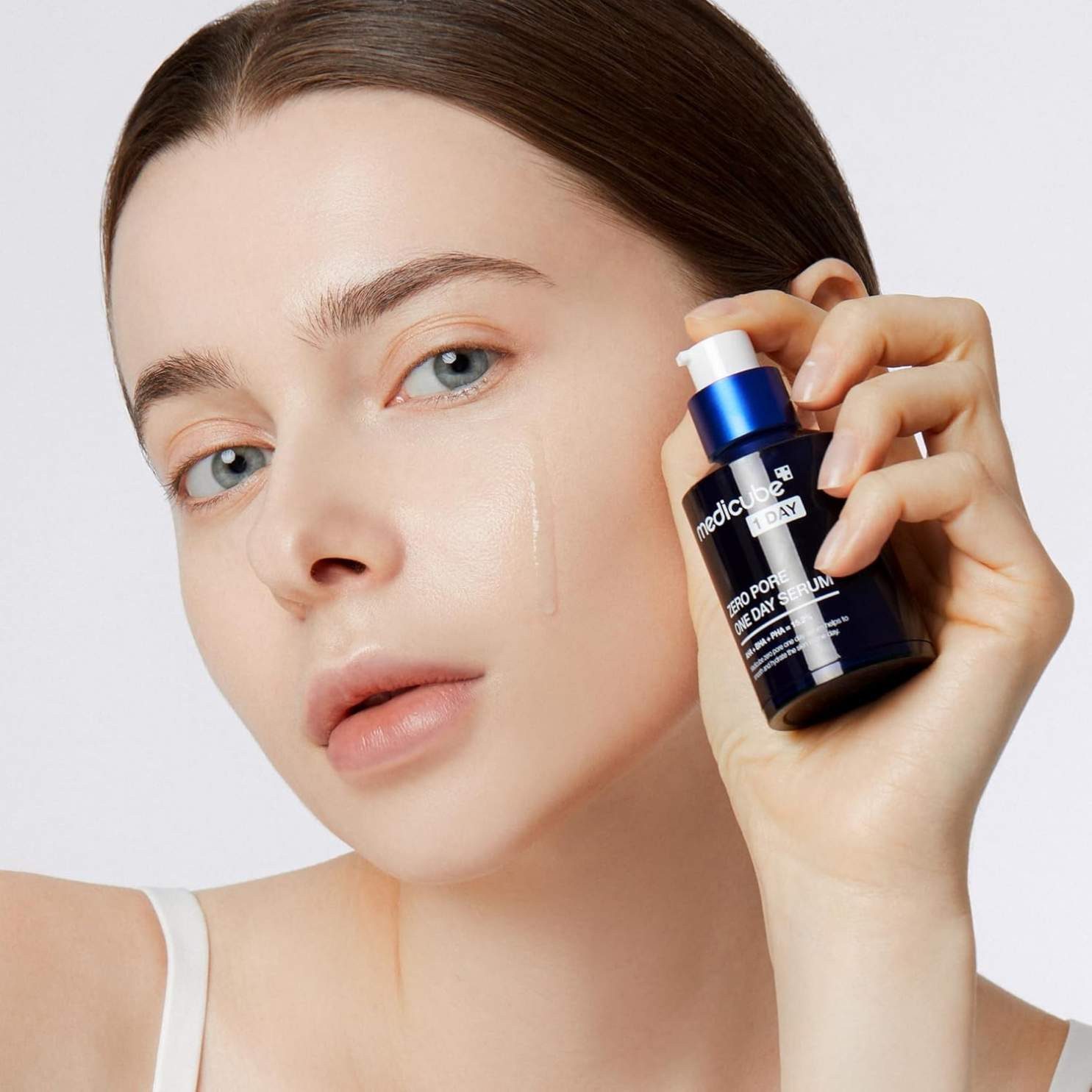 Medicube Gesichtsserum Zero Pore One Day Serum 30ml – Porenverfeinerndes Gesichtsserum mit 15,2 % AHA, BHA, PHA und 2 % Niacinamid – gegen, Mitesser, vergrößerte Poren, fettige Haut – K-Beauty