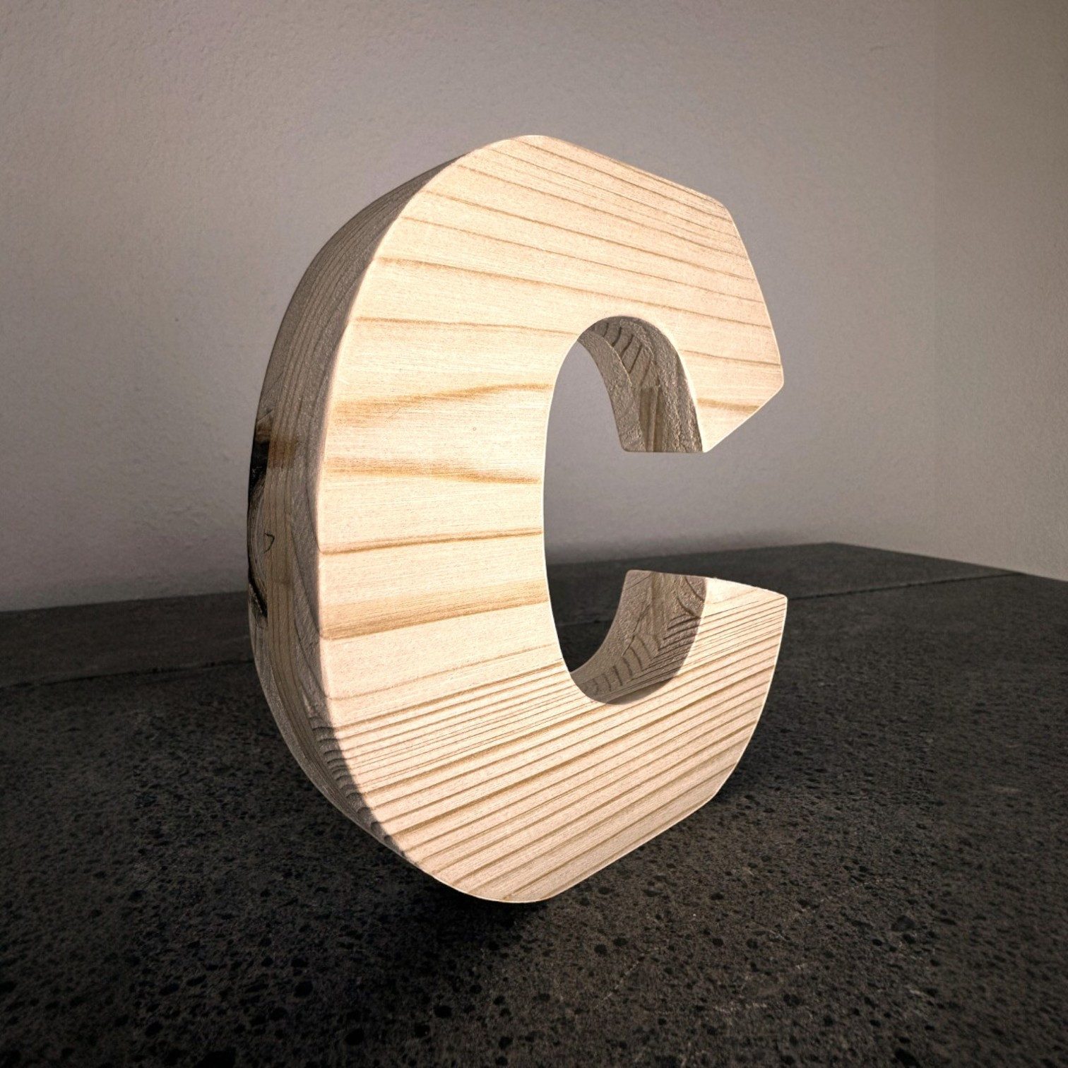 Zayno Deko-Buchstaben Holzbuchstabe "C" aus massivem Fichtenholz (Packung, 1 St., Fördert das Kennenlernen des Alphabetes), in liebevoller Handarbeit aus hochwertigem Fichtenholz gefertigt.