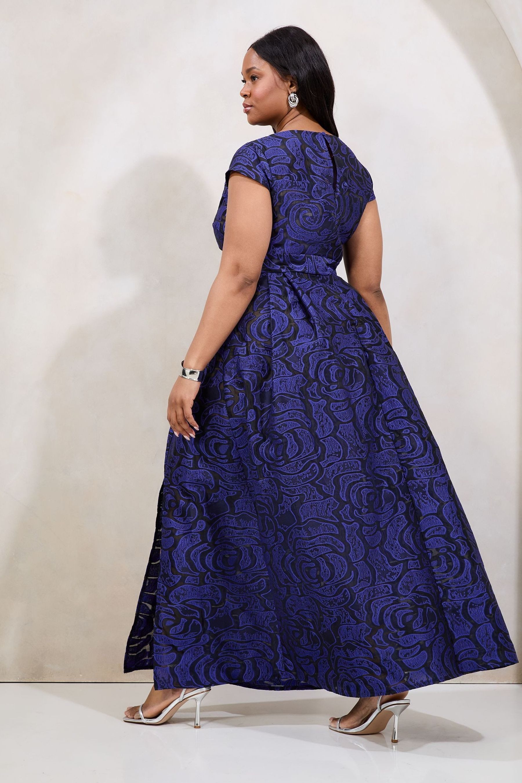 LIPSY Maxikleid Lipsy Premium Maxikleid mit Gürtel, Curve (1-tlg) günstig online kaufen