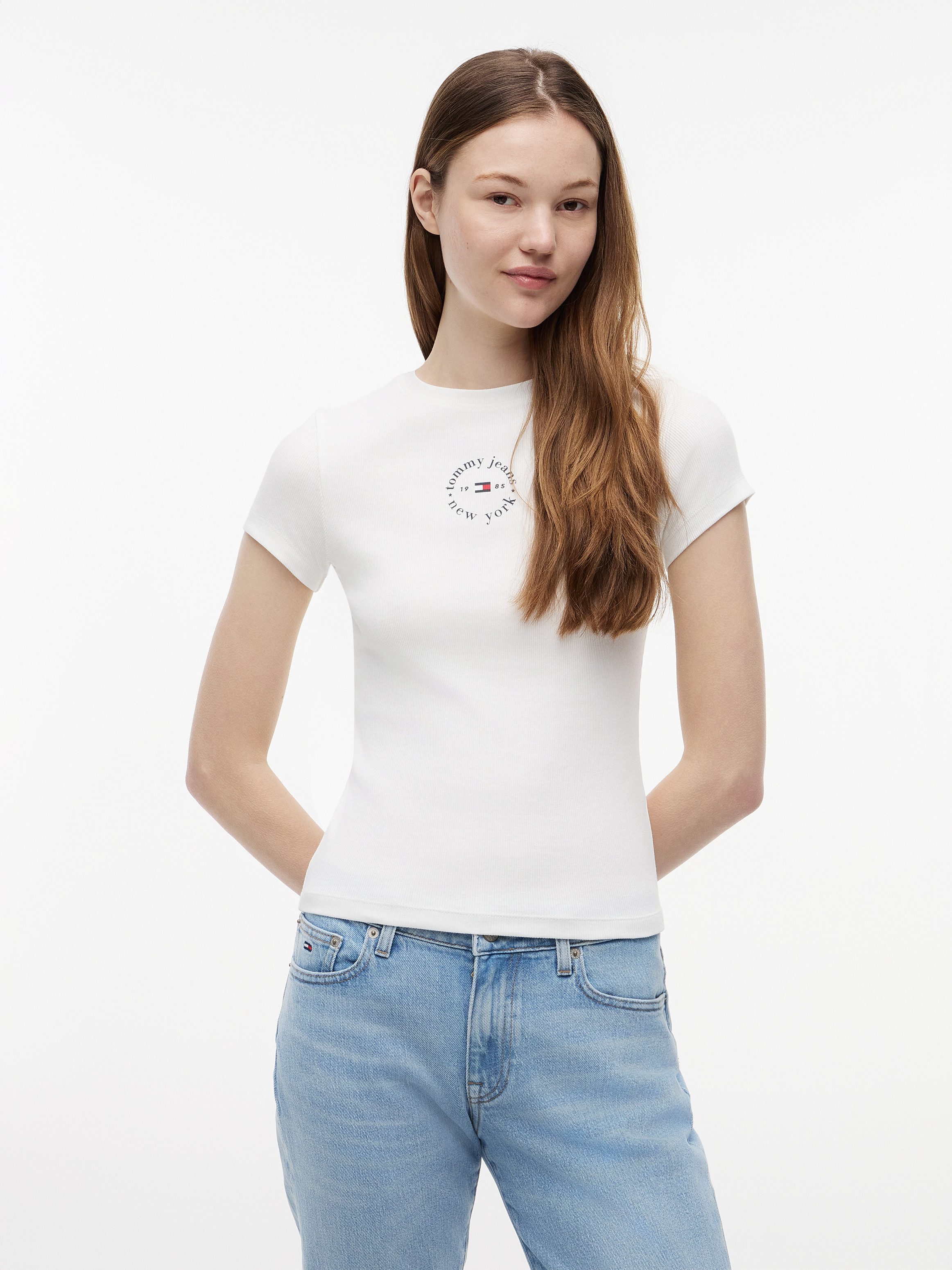 Tommy Jeans Kurzarmshirt TJW SLIM ESS LOGO2 RIB TEE EXT Baumwollmischung, slim fit, figurbetont, in gerippter Struktur