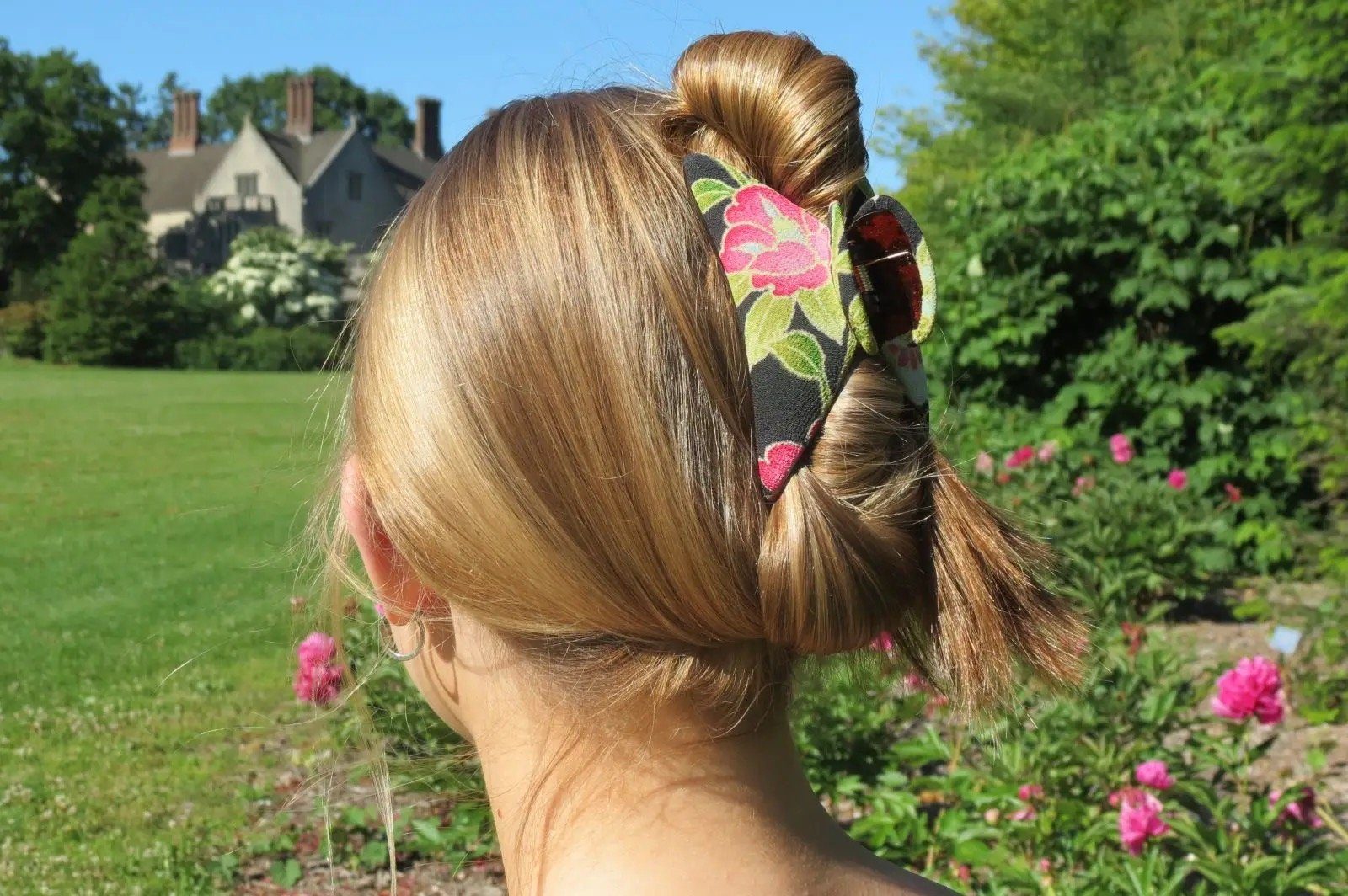 LK Trend & nach etwas Muster Je Unikat. Haarclip Haarspange mit Stoffes floralem Festival Besonderes, Muster blau Frisur, kann das die des variieren, ganz Ausschnitt für Style