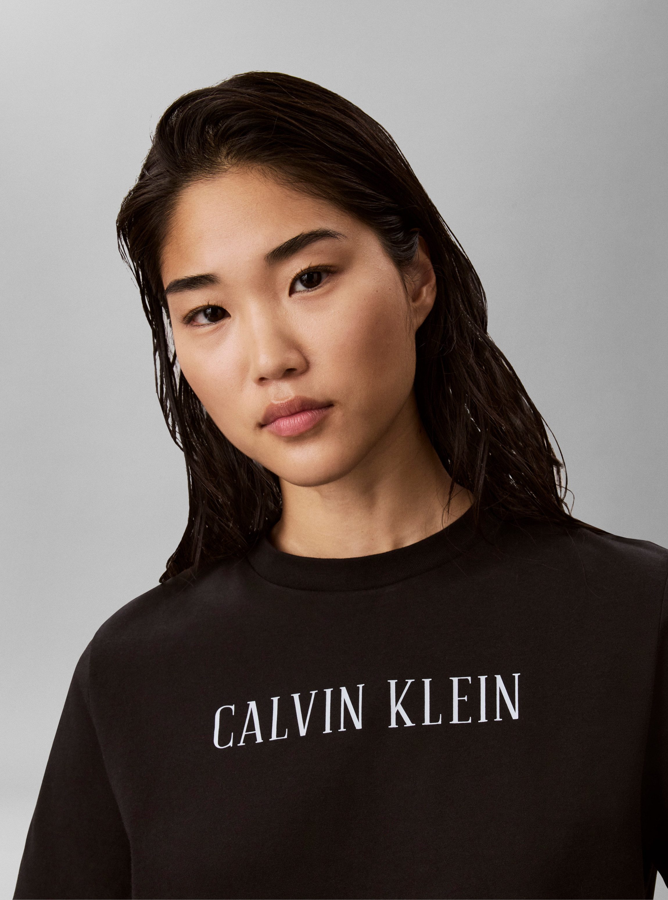 Calvin Klein Jeans T-Shirt Rundhalsausschnitt, Regular Fit, Logoschriftzug – Bild 2 von 5