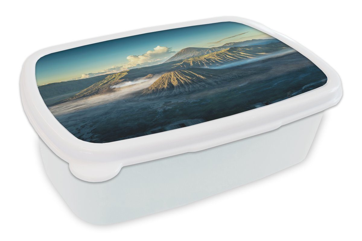 MuchoWow Lunchbox Vulkan Bromo im Nebel, Kunststoff, (2-tlg), Brotbox für Kinder und Erwachsene, Brotdose, für Jungs und Mädchen weiß
