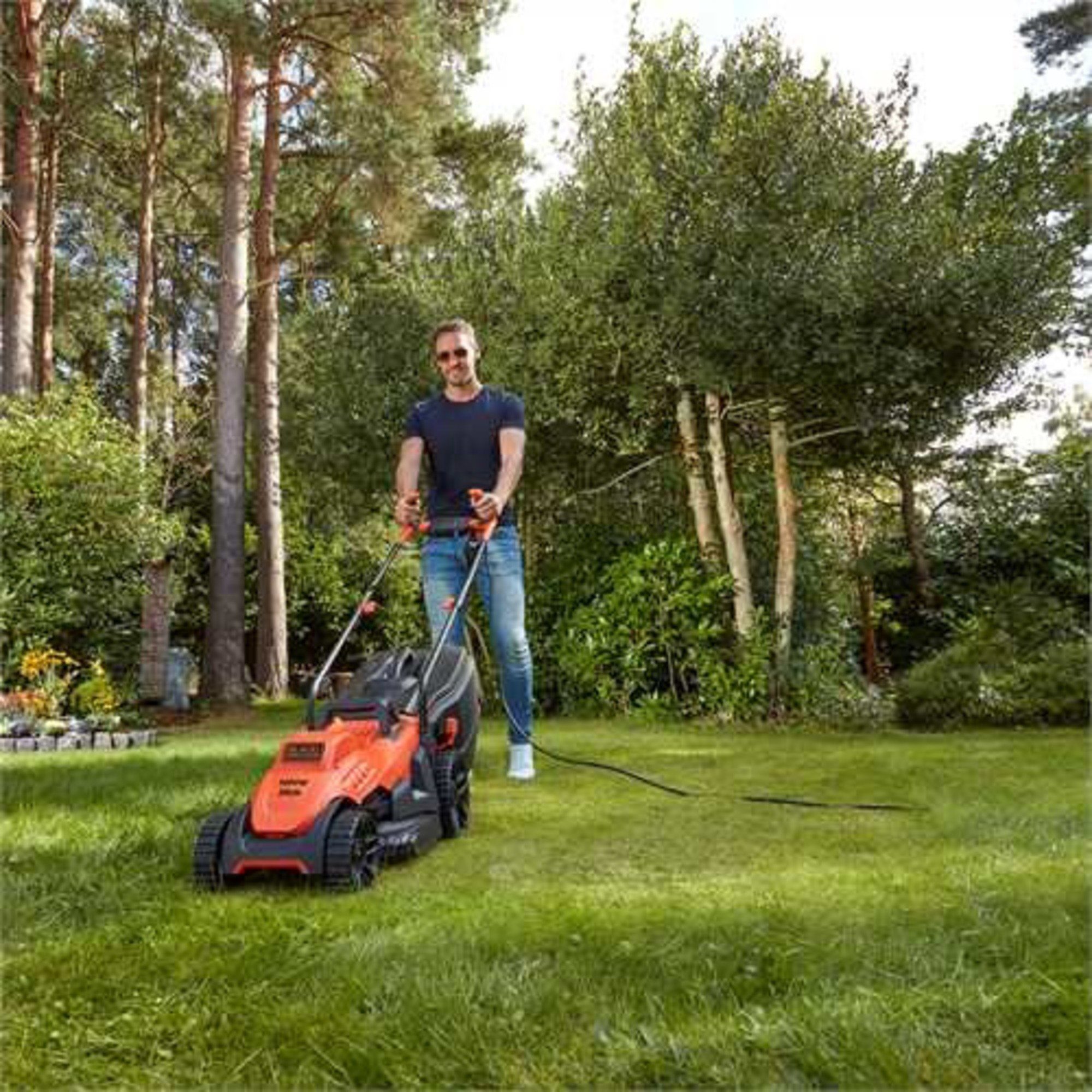 Black + Decker Elektrorasenmäher BLACK+DECKER Rasenmäher BEMW461BH-QS, 34cm, (1.400, 34 cm Schnittbreite, (1.400 Watt)