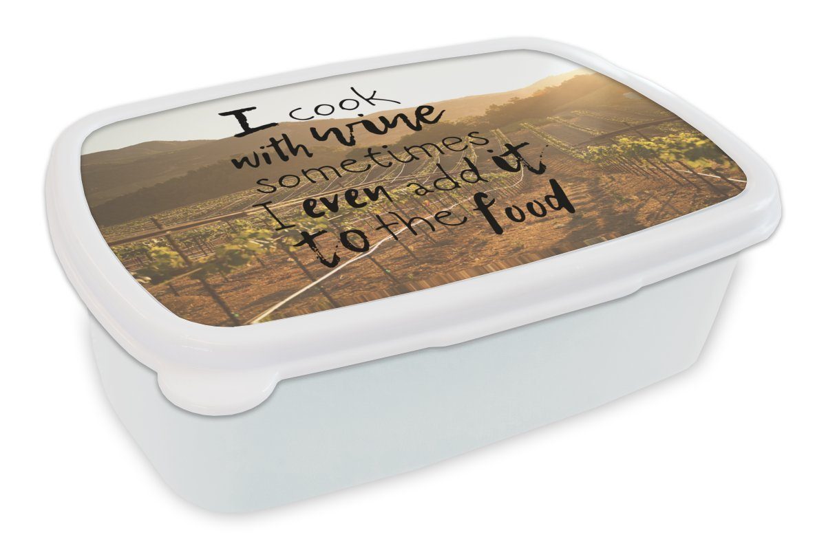 MuchoWow Lunchbox Zitat Wein 'Ich koche mit Wein. Manchmal füge ich ihn sogar zum Essen, Kunststoff, (2-tlg), Brotbox für Kinder und Erwachsene, Brotdose, für Jungs und Mädchen weiß
