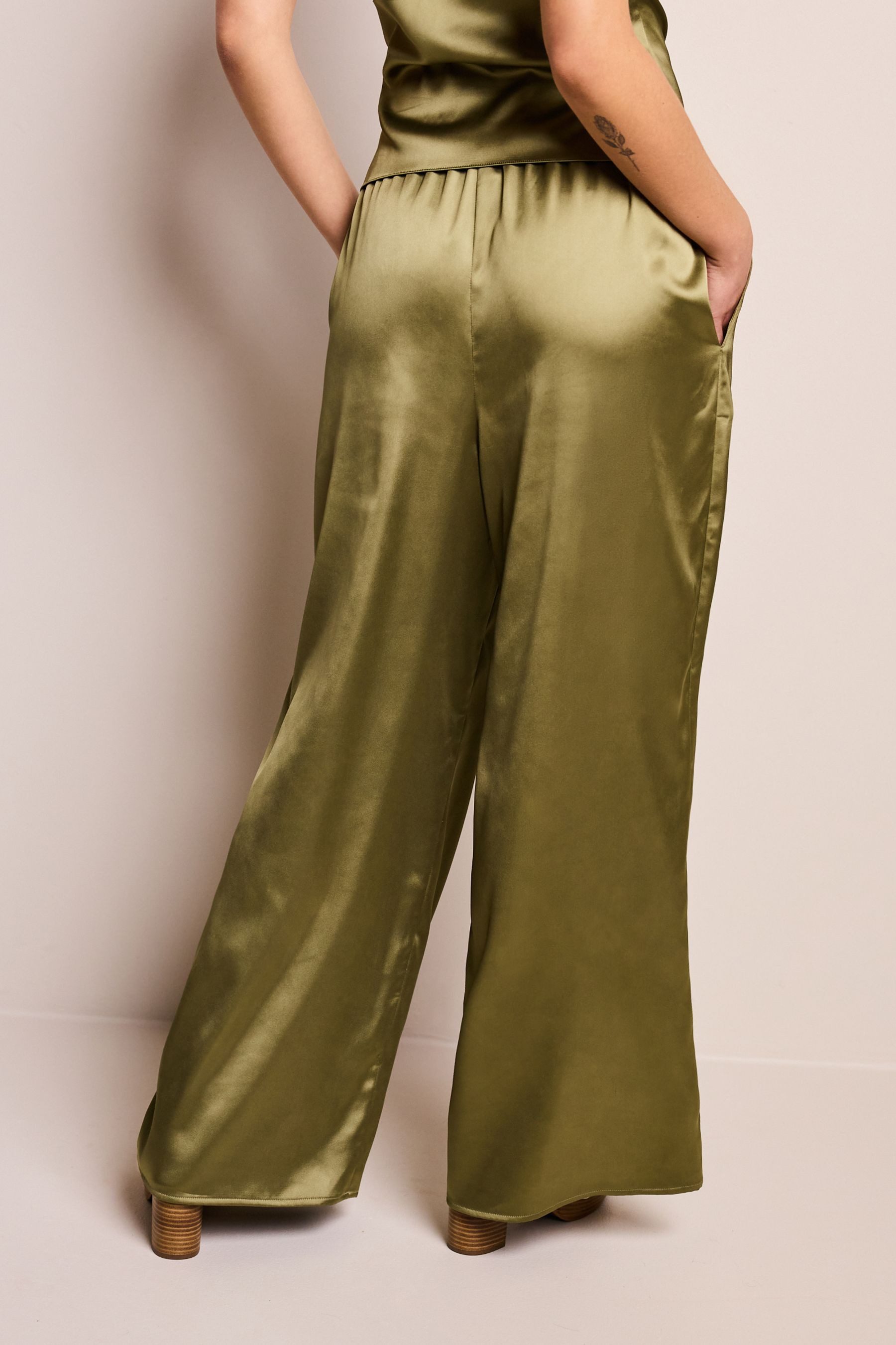 Next Stoffhose Elastische Satin-Hose mit weitem Bein (1-tlg) günstig online kaufen