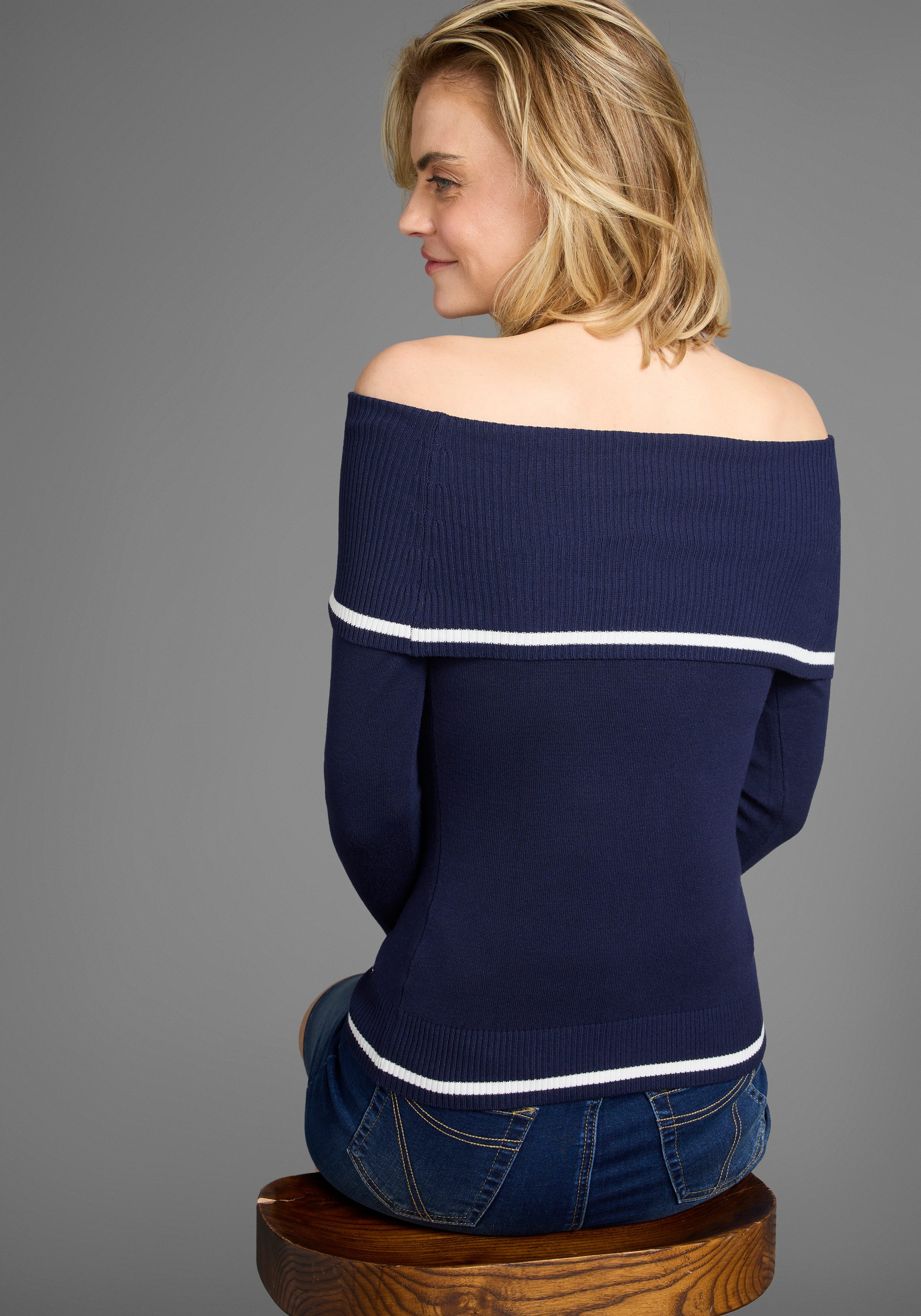 Laura Scott Carmenpullover mit Schrift aus Glitzersteinen und Zierperlen