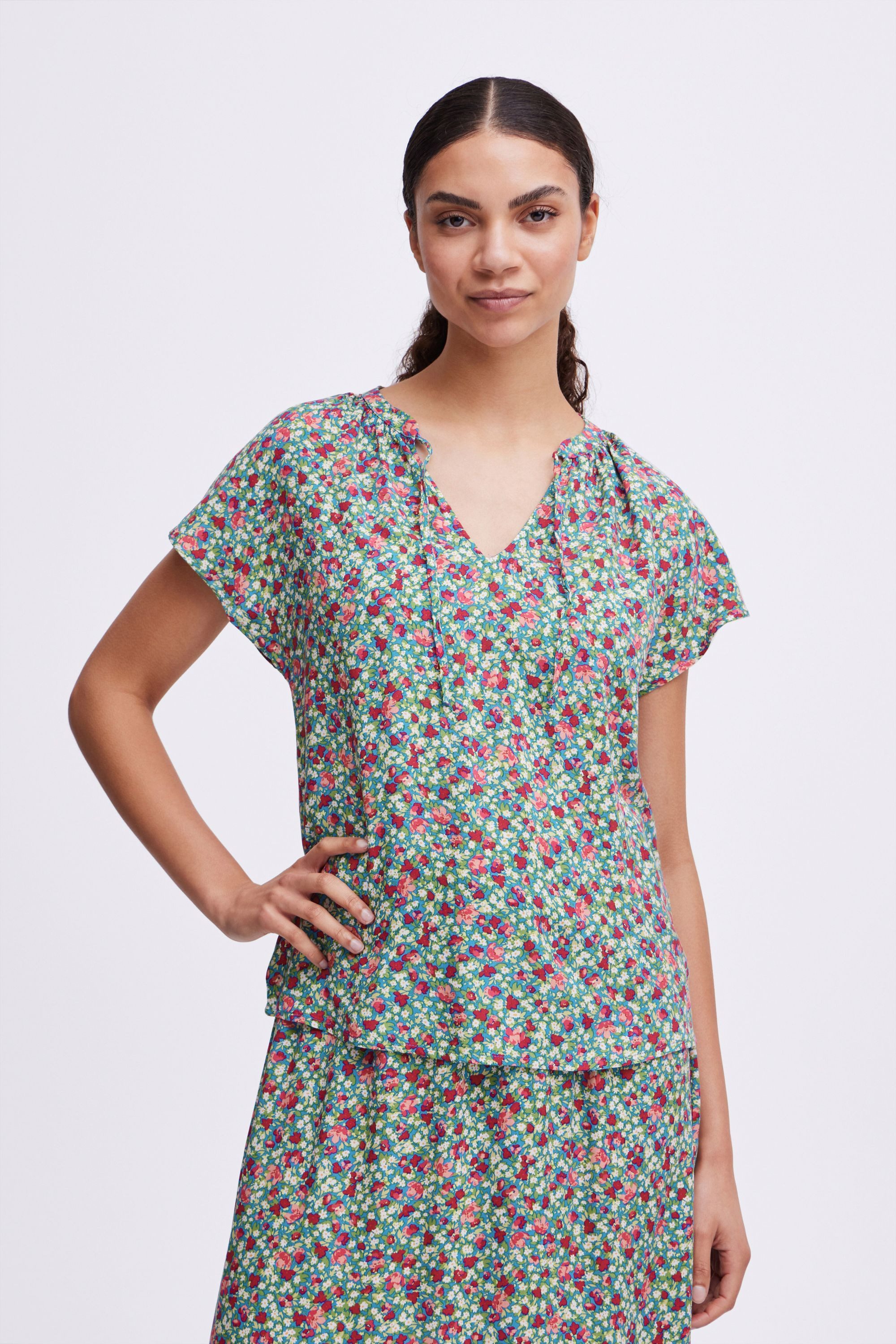 Kurzarmbluse BYMMMJOELLA VNECK TOP 2 -