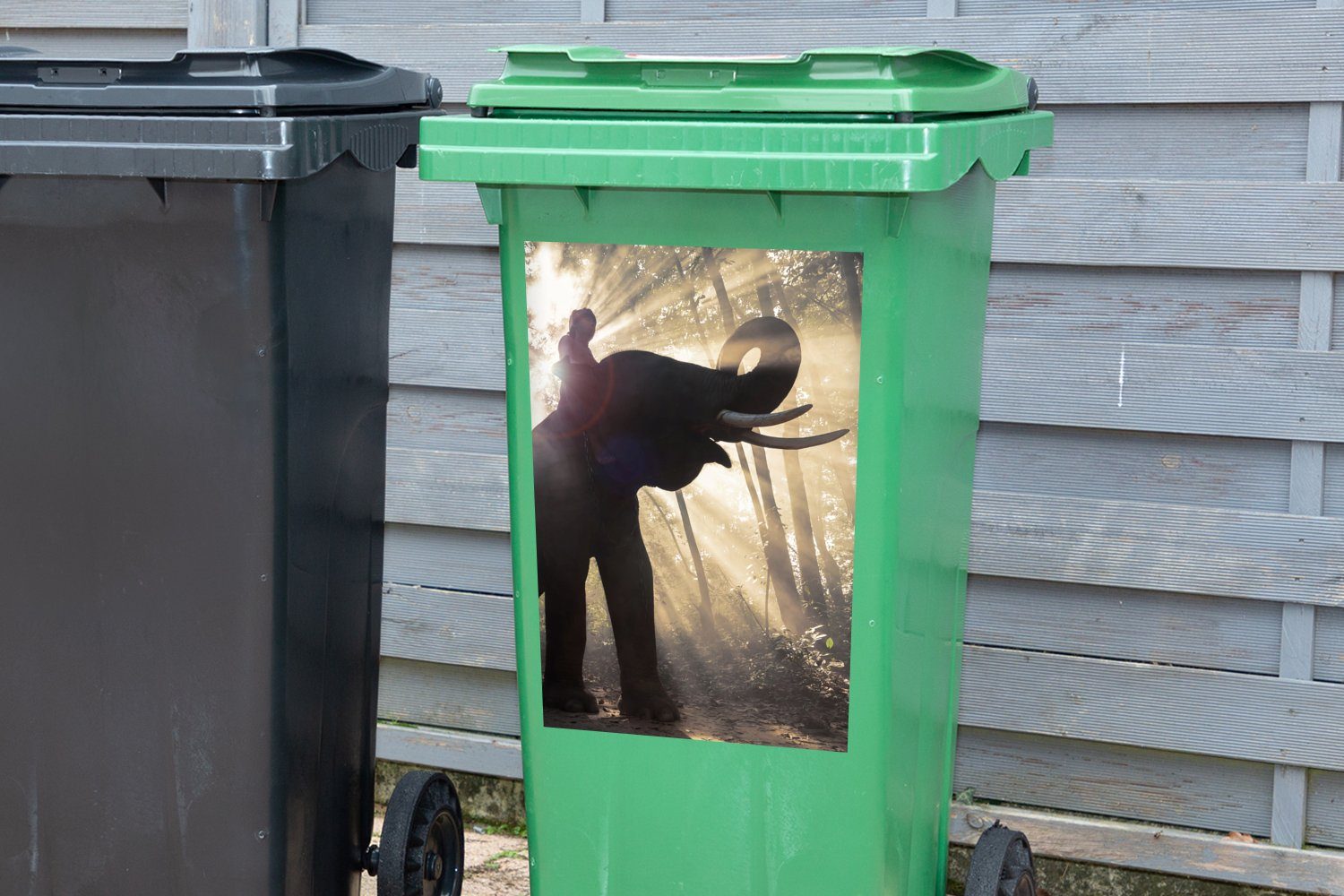 in MuchoWow Mülltonne, Sticker, Wandsticker St), (1 hellem Abfalbehälter Sonnenlicht Elefant mit Person Container, Mülleimer-aufkleber,