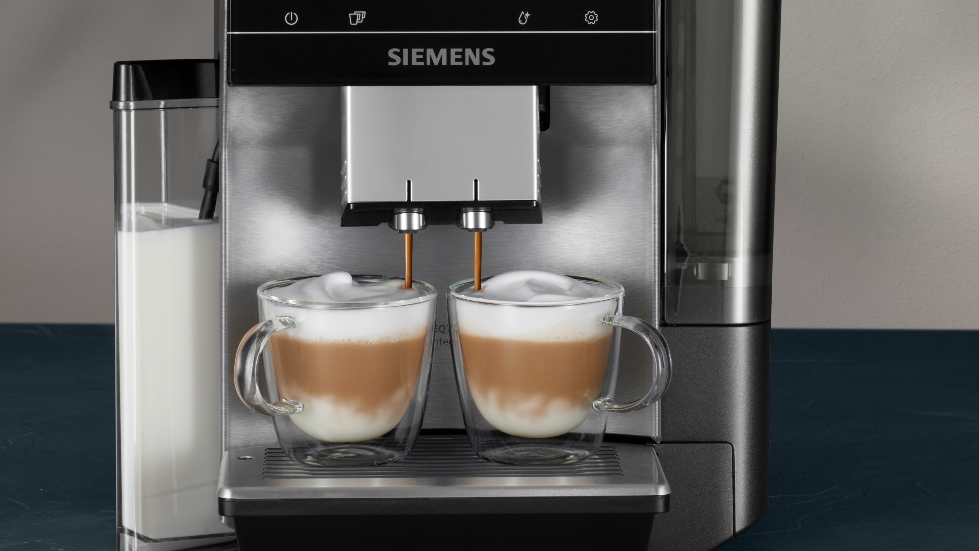 SIEMENS Kaffeevollautomat EQ700 integral TQ717D03, Cold Brew, intuitives 5" TFT-Display, App, aromaSelect, 30 Favoriten, autom. Dampfreinigung, edelstahl
