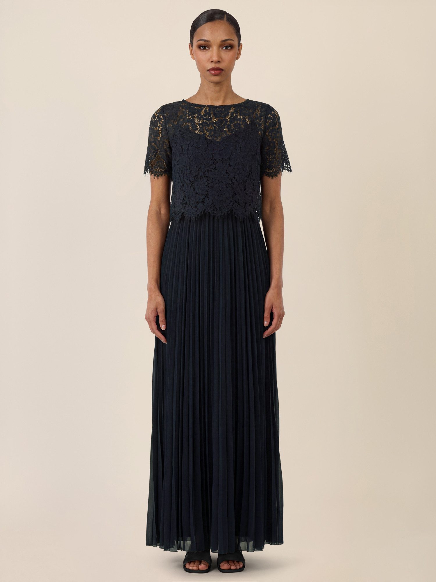 Apart Abendkleid mit Spitzenoberteil und Plisseerock