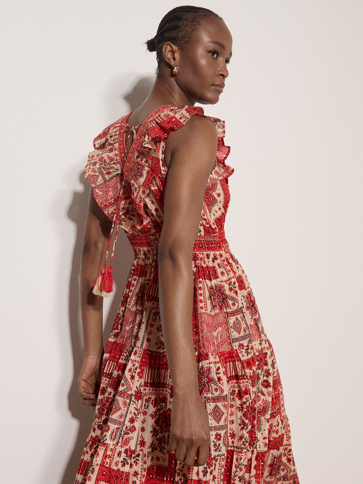 Apricot Druckkleid Schimmerndes Midaxi-Kleid mit Schalsprint und Stufen