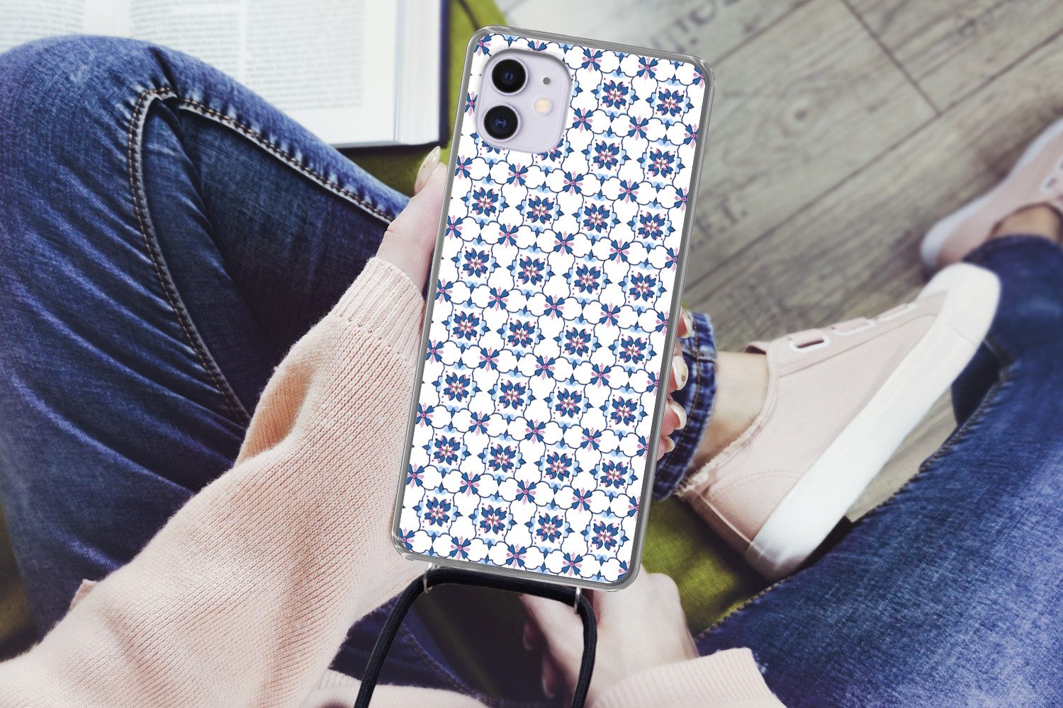 MuchoWow Handyhülle für Apple iPhone 12 Modern - Muster - Blau - Rosa, Tragbare Handyhüllen mit Kette zum umhängen, Handykette Handyband