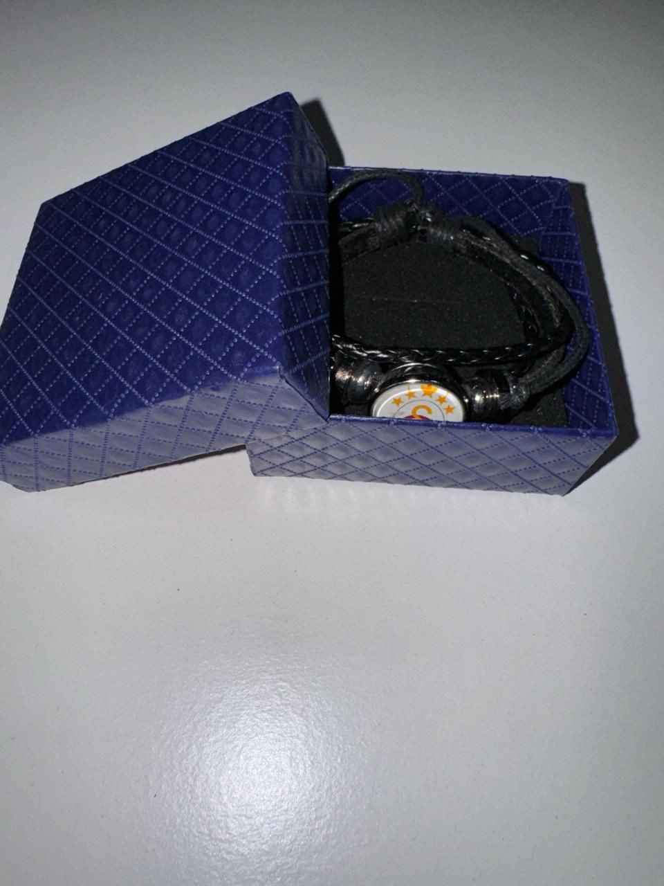 Stelby Armband mit Gravur Galatasaray Armband 3D Gravur im Glas mit Geschenkbox (Weihnachtsgeschenk, Geburtstaggeschenk, Valentinstaggeschenk), Hochwertiges Lederarmband für Galatasaray Fans – edel & robust