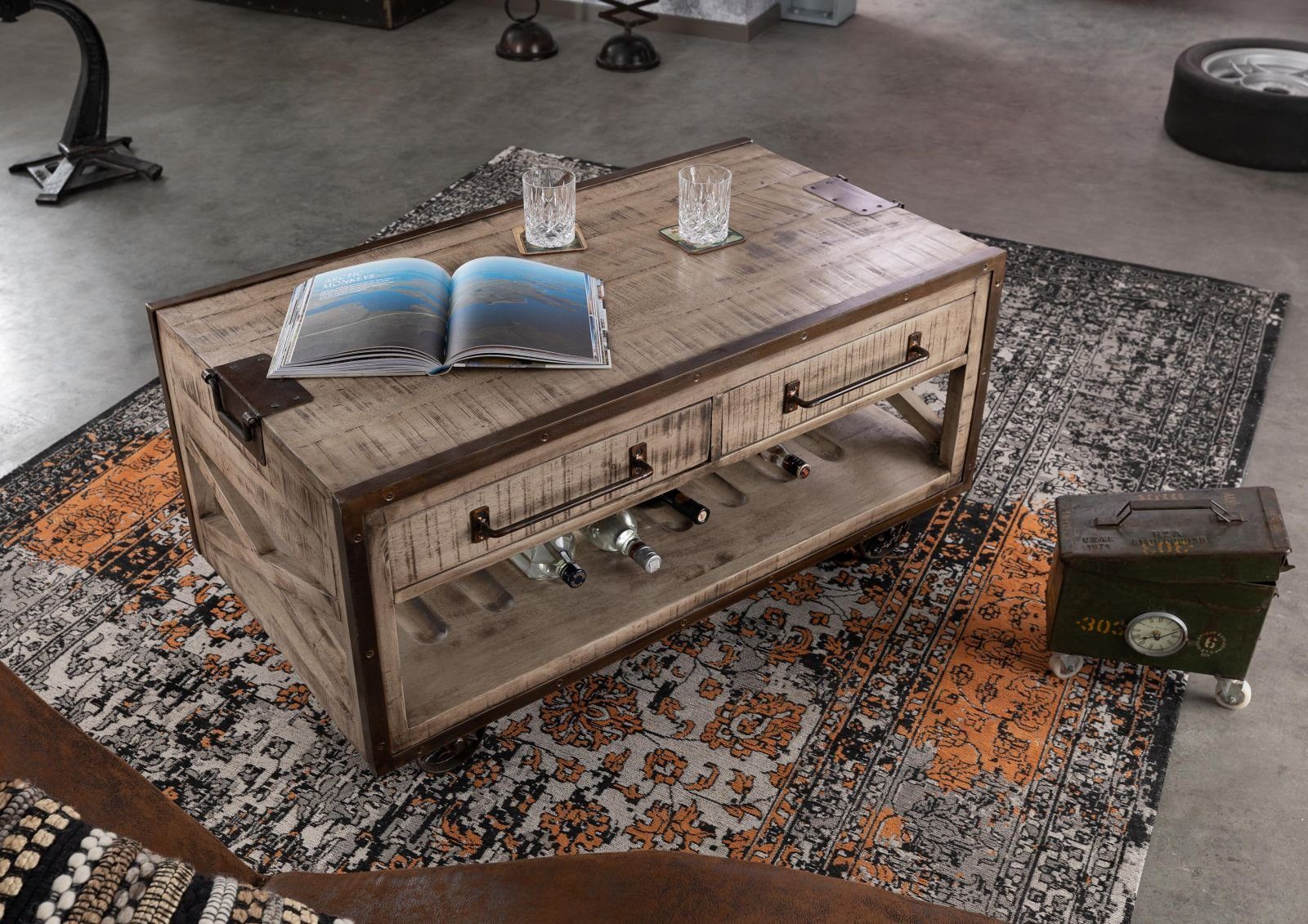 Massivmoebel24 Couchtisch HEAVY INDUSTRY (112x61x55 außergewöhnlicher Massivholz Couchtisch mit Flaschenhalter im Used Look, rollbarer brauner Beistelltisch aus Holz massiv Mango - montiert)