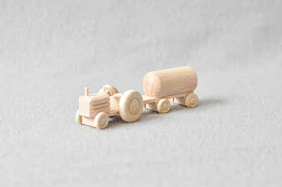 Spielzeug-Auto Holzspielzeug Traktor mit Fassanhänger natur HxBxT 3,5x7,5x3cm NEU, Mit Fassanhänger