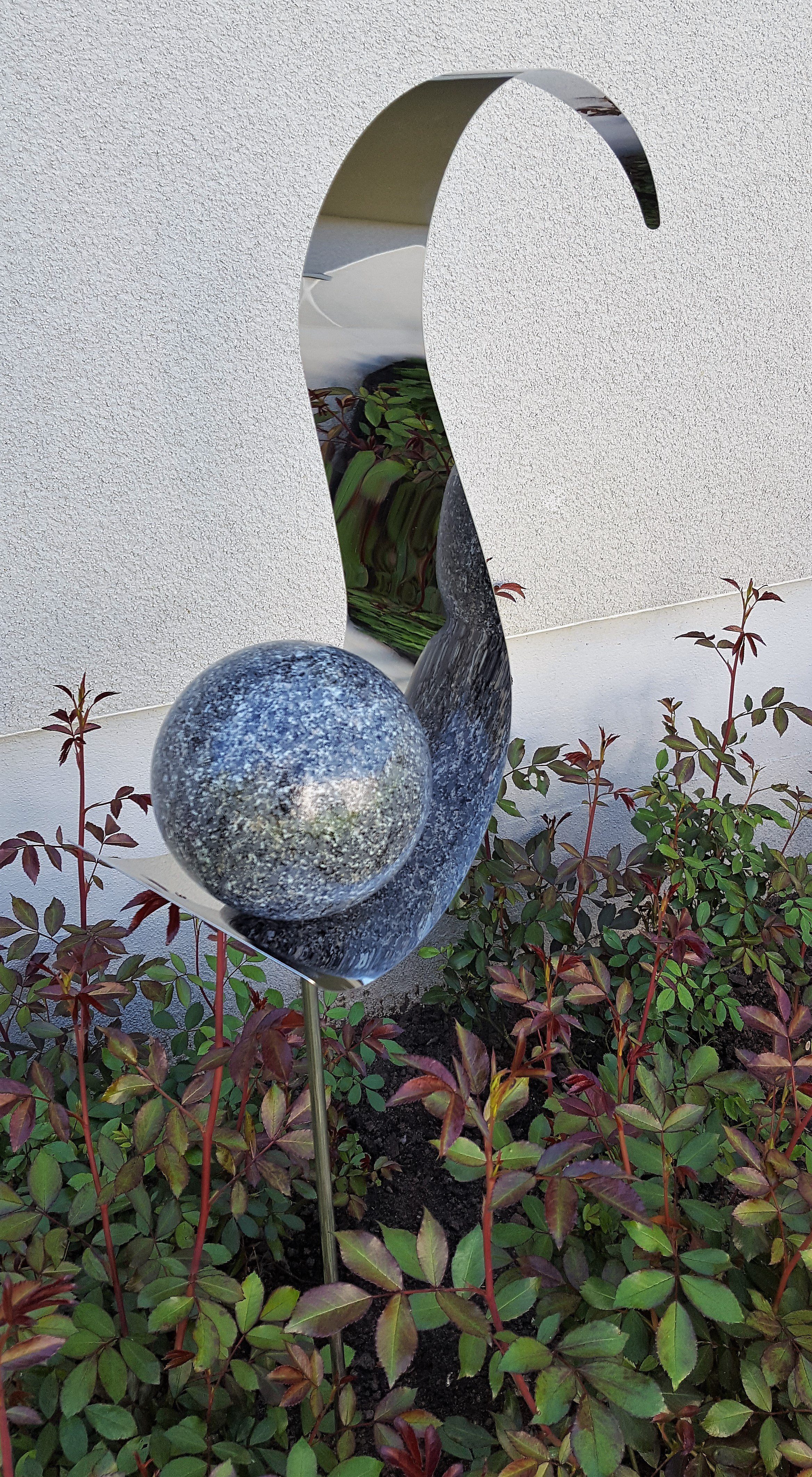 Jürgen Bocker Garten-Ambiente Gartenstecker Skulptur Flame Edelstahl poliert Kugel anthrazit 126 cm Gartenstecker Beetstecker Rosenkugel Dekostecker Lichtfang Rosenkugel