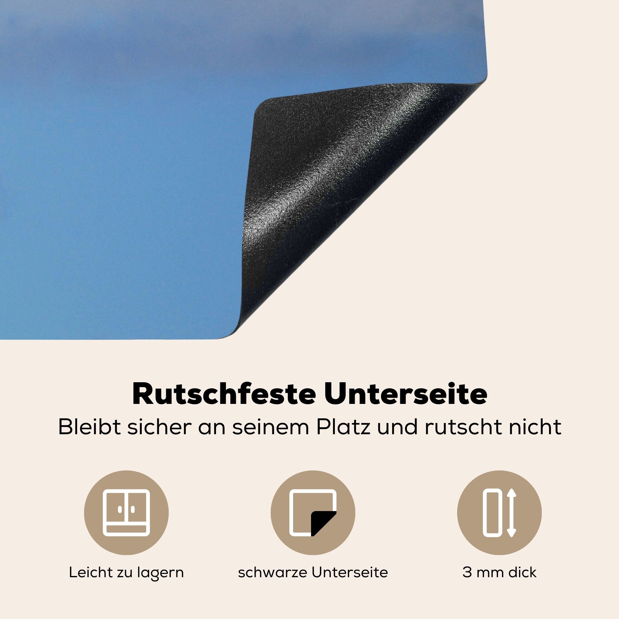 MuchoWow Herdblende-/Abdeckplatte Ein 70x52 Vinyl, neben nutzbar, cm, einem tlg), Mobile Arbeitsfläche Propellerflugzeug Ceranfeldabdeckung fliegt (1 Militärflugzeug