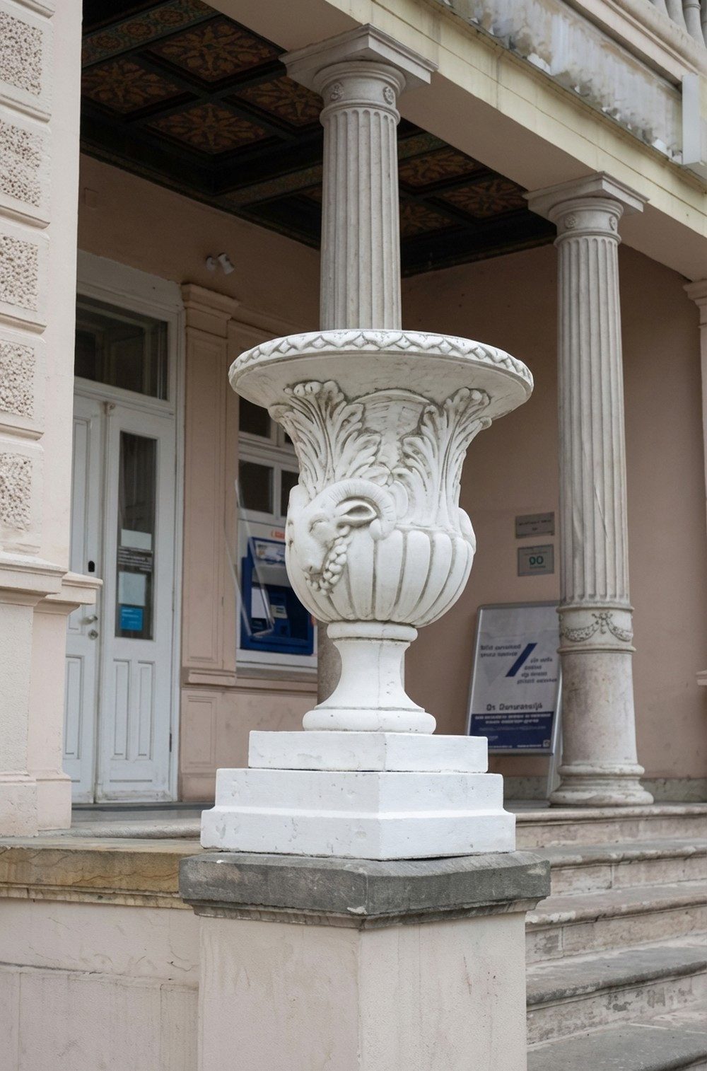 JVmoebel Dekovase Steinvase für Blumen im Garten, rustikale Deko aus Beton, Made in Europa