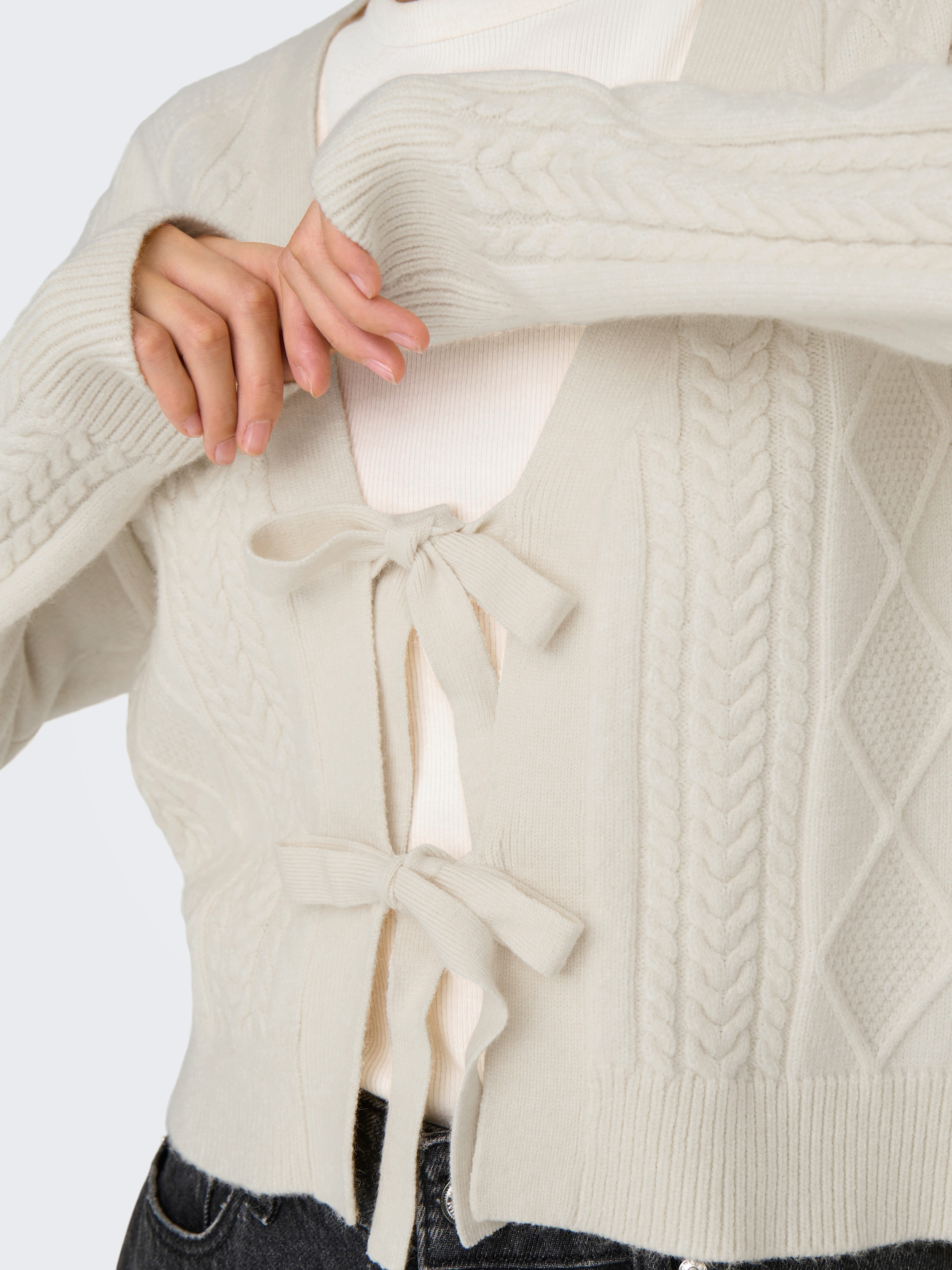 ONLY Strickjacke ONLFIA LS STRING CARDIGAN KNT NCA Viskosemischung, regular fit