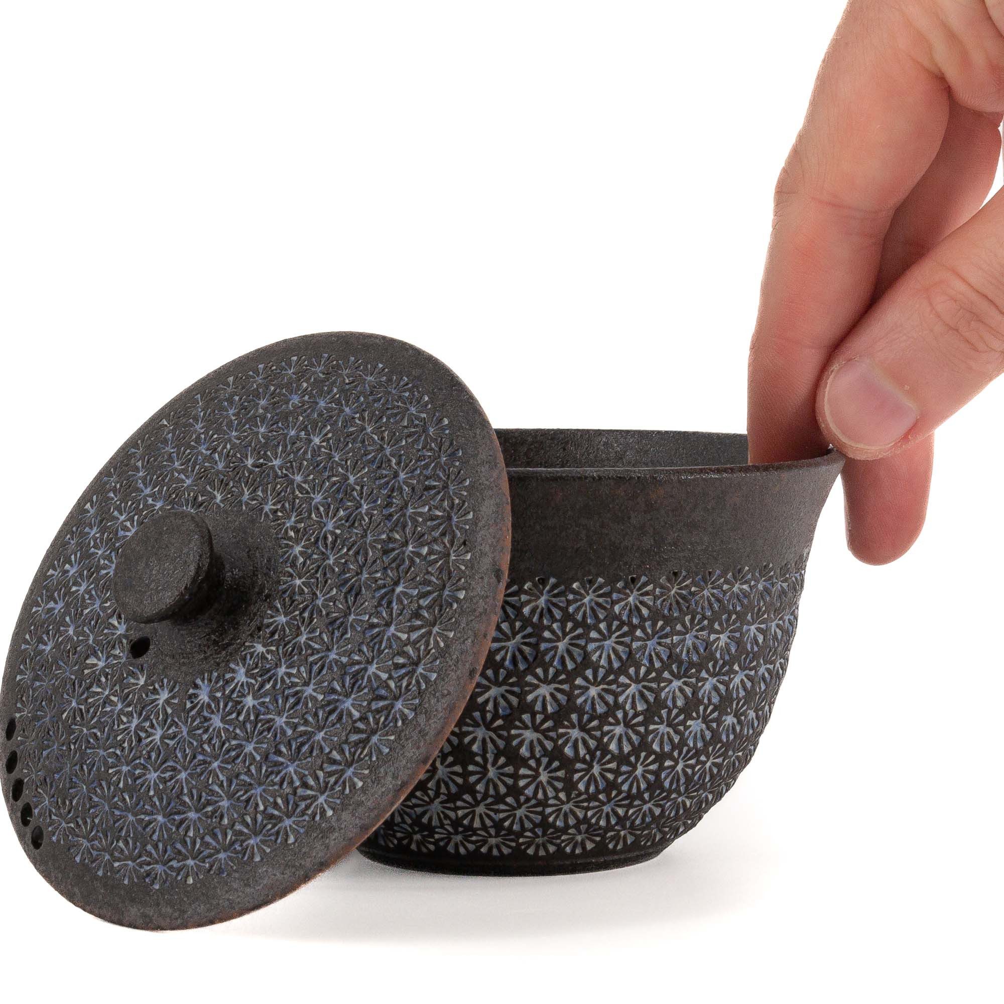 teayumi Teekanne NANBAN MISHIMAZUME Kyusu Keramikkanne 280 ml Schwarz Blau, 280 l, (2-teilig), Integriertes Tonsieb