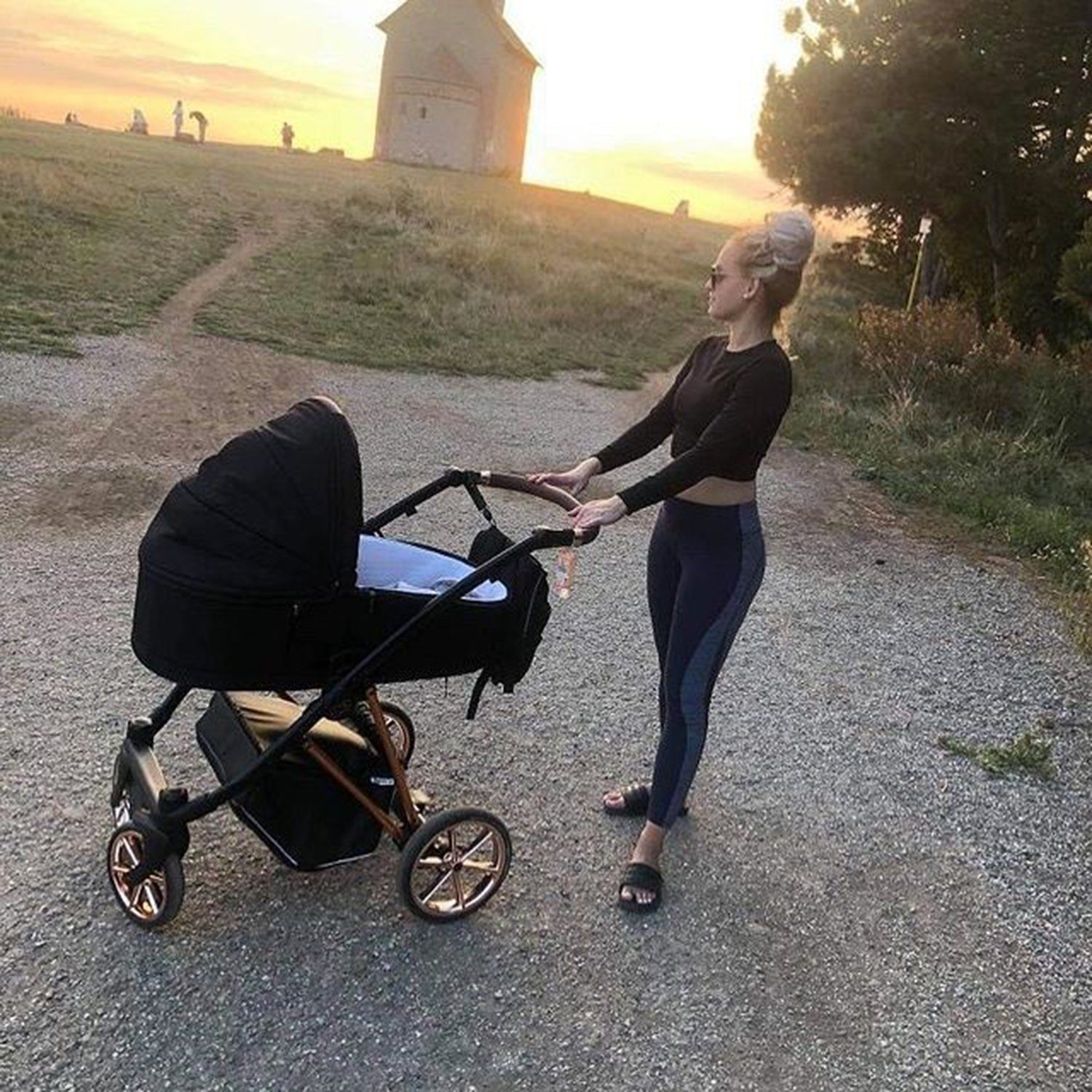 TPFFamily Kombi-Kinderwagen 2in1 Musse Ultra, Baby Buggy Babywanne 5-Punkt-Sicherheitsgurt, großes Zubehör-Set Kinderwagen 2 in 1 Stoff Lila, Gestell Rosé Gold