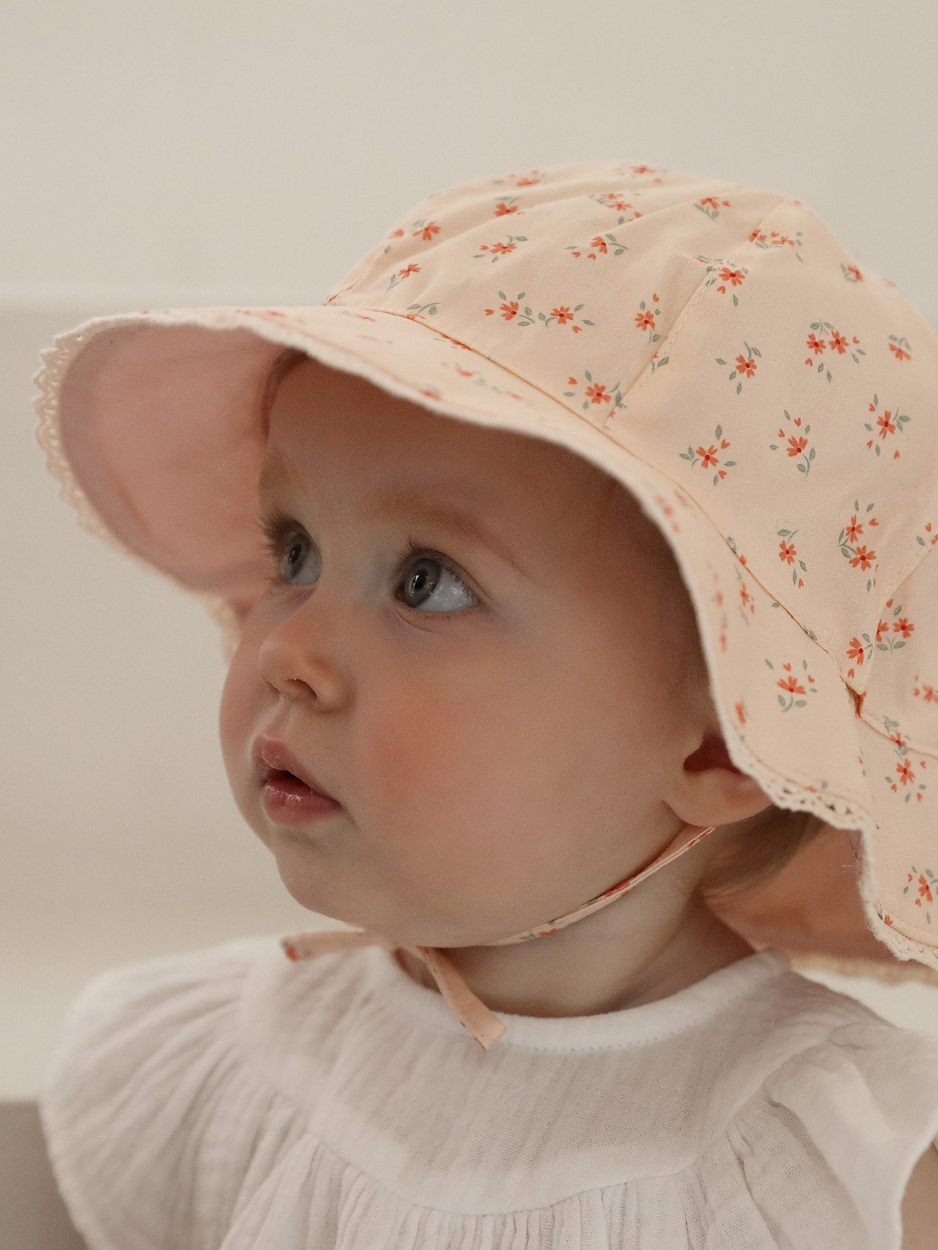 vertbaudet Beanie Mädchen Baby Sonnenhut mit kleinen Blumen