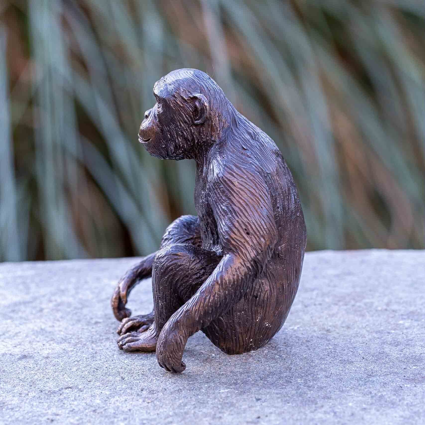 IDYL Dekofigur IDYL Modelle Langlebig Bronze Regen Frost, Wachsausschmelzverfahren und Hand Die – robust – UV-Strahlung. witterungsbeständig von und sehr gegen patiniert. werden – in Bronze-Skulptur Schimpanse, in gegossen Bronze