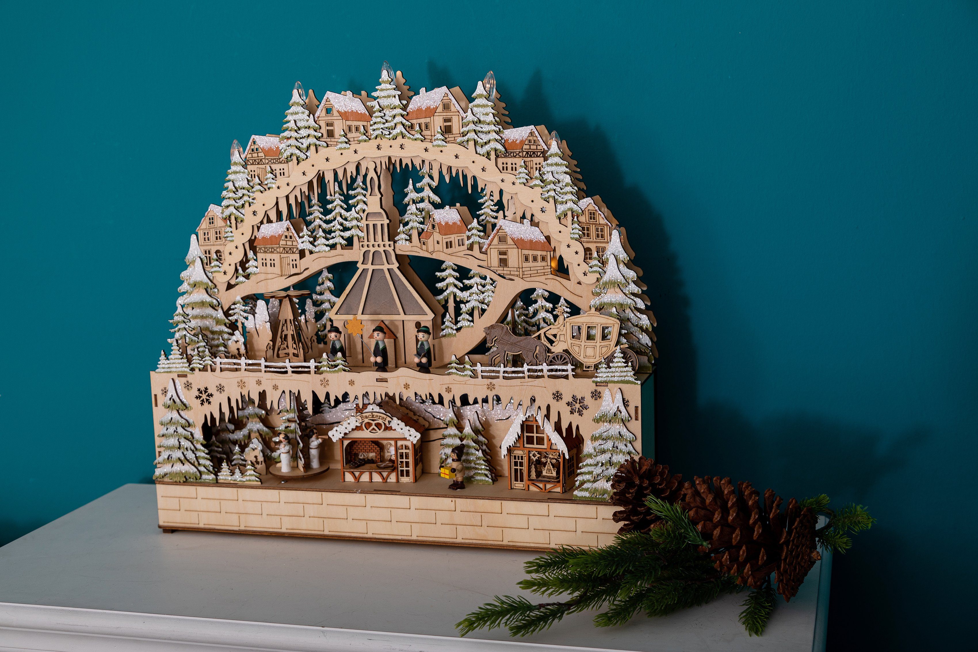 OTTO home LED Schwibbogen Deniz, mit Musikwerk (1-tlg), aus Holz mit LED Beleuchtung und bewegender Pyramide, Dorf im Gebirge