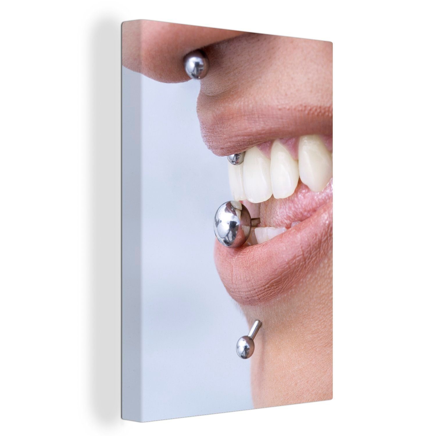 OneMillionCanvasses® Leinwandbild Mund einer jungen Frau mit Piercings, (1 St), Leinwandbild fertig bespannt inkl. Zackenaufhänger, Gemälde, 20x30 cm