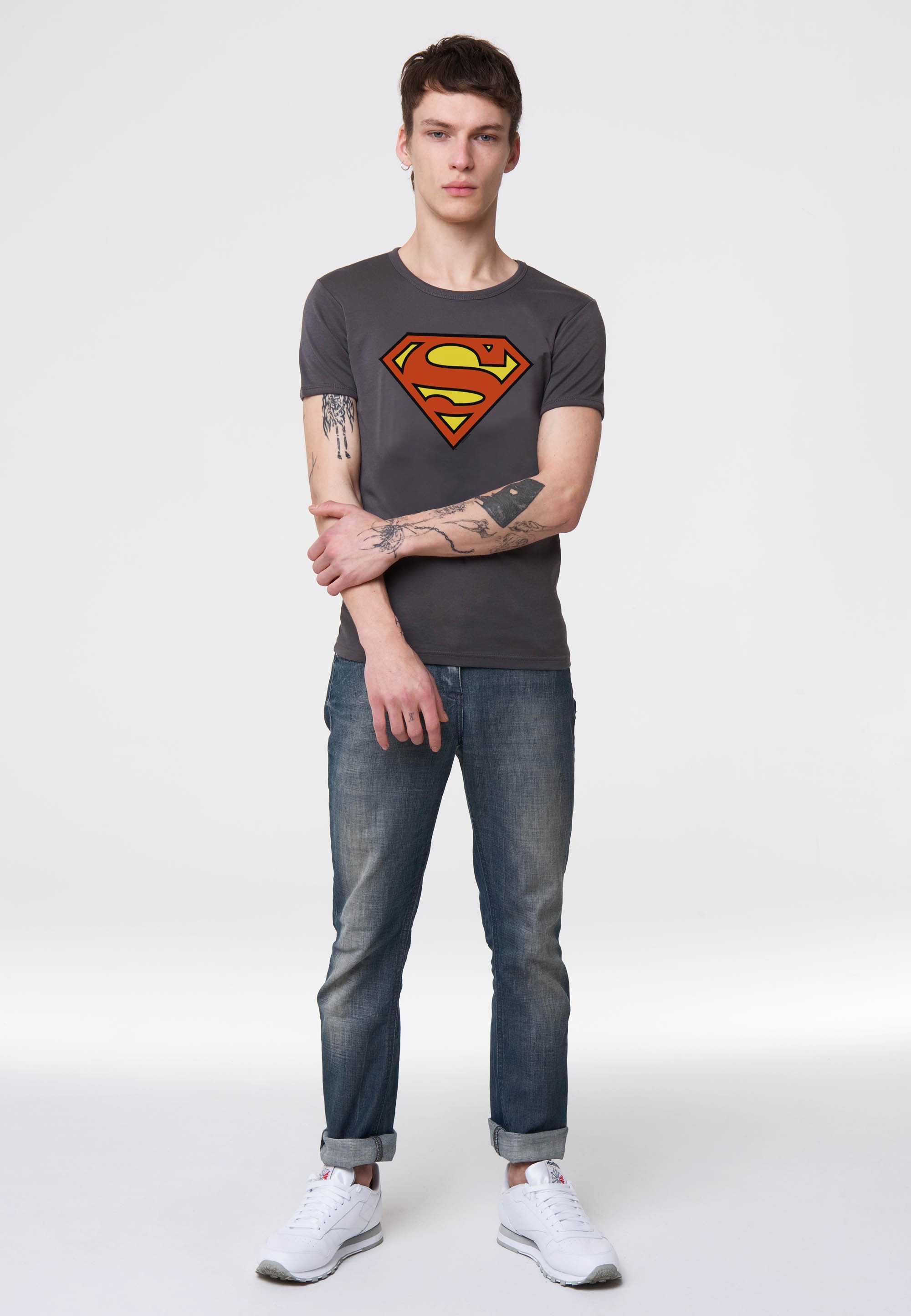 LOGOSHIRT T-Shirt Superman Logo mit trendigem Superhelden-Print