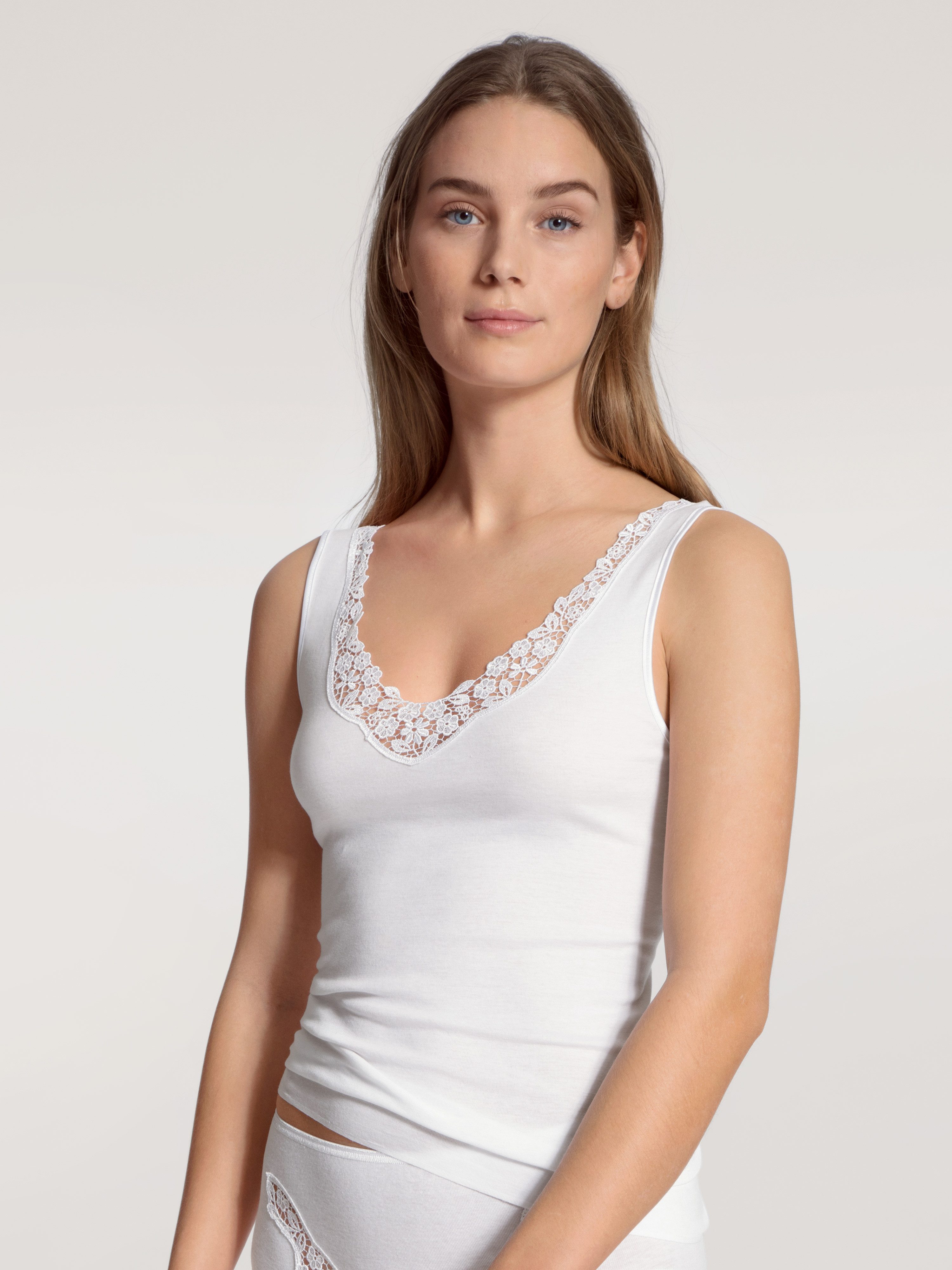 CALIDA Shirttop Feminin Sense Spitze, ohne Seitennähte, Pure Cotton, elastisch