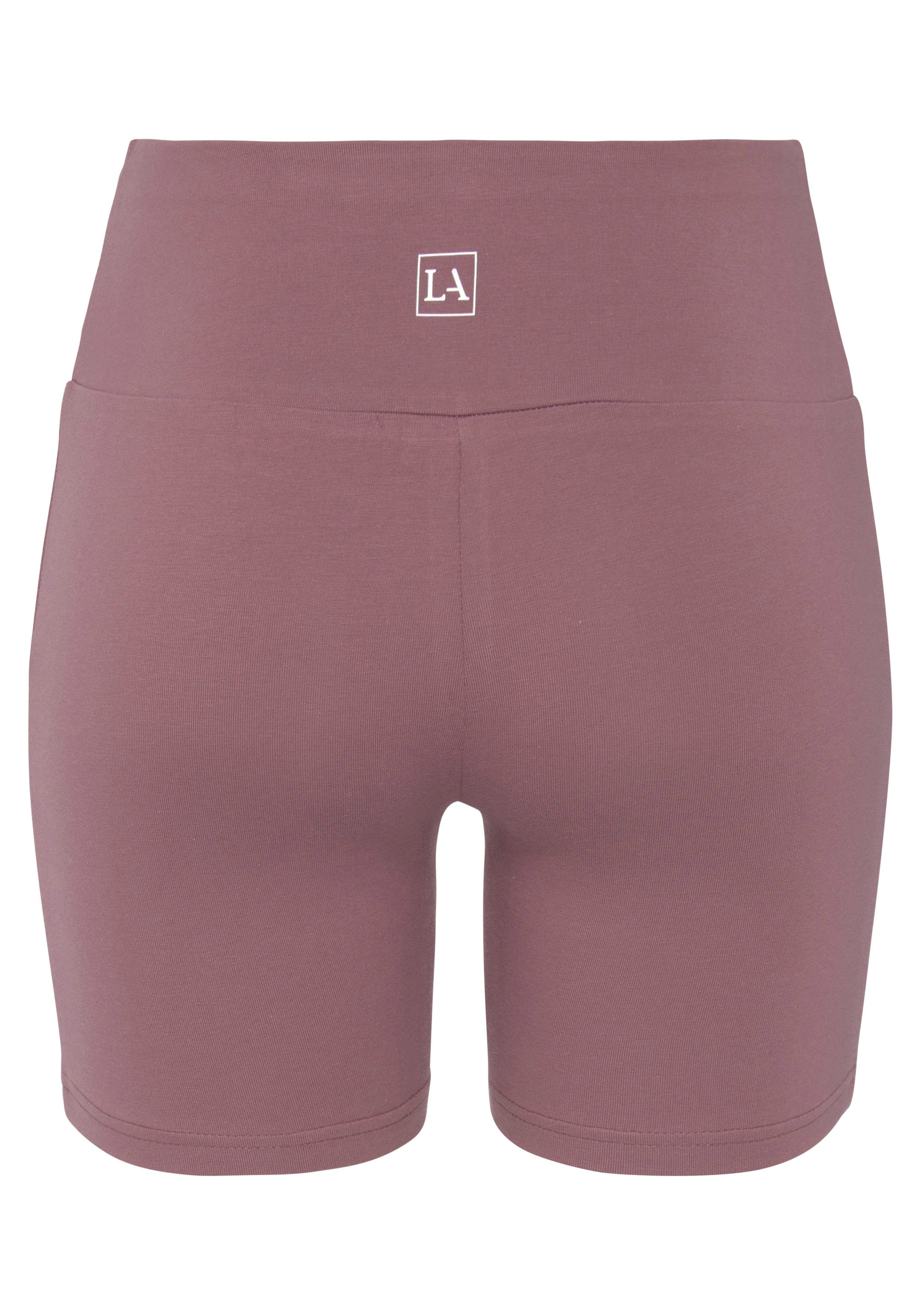 LASCANA Shorts mit breitem mauve Logodruck Bündchen und