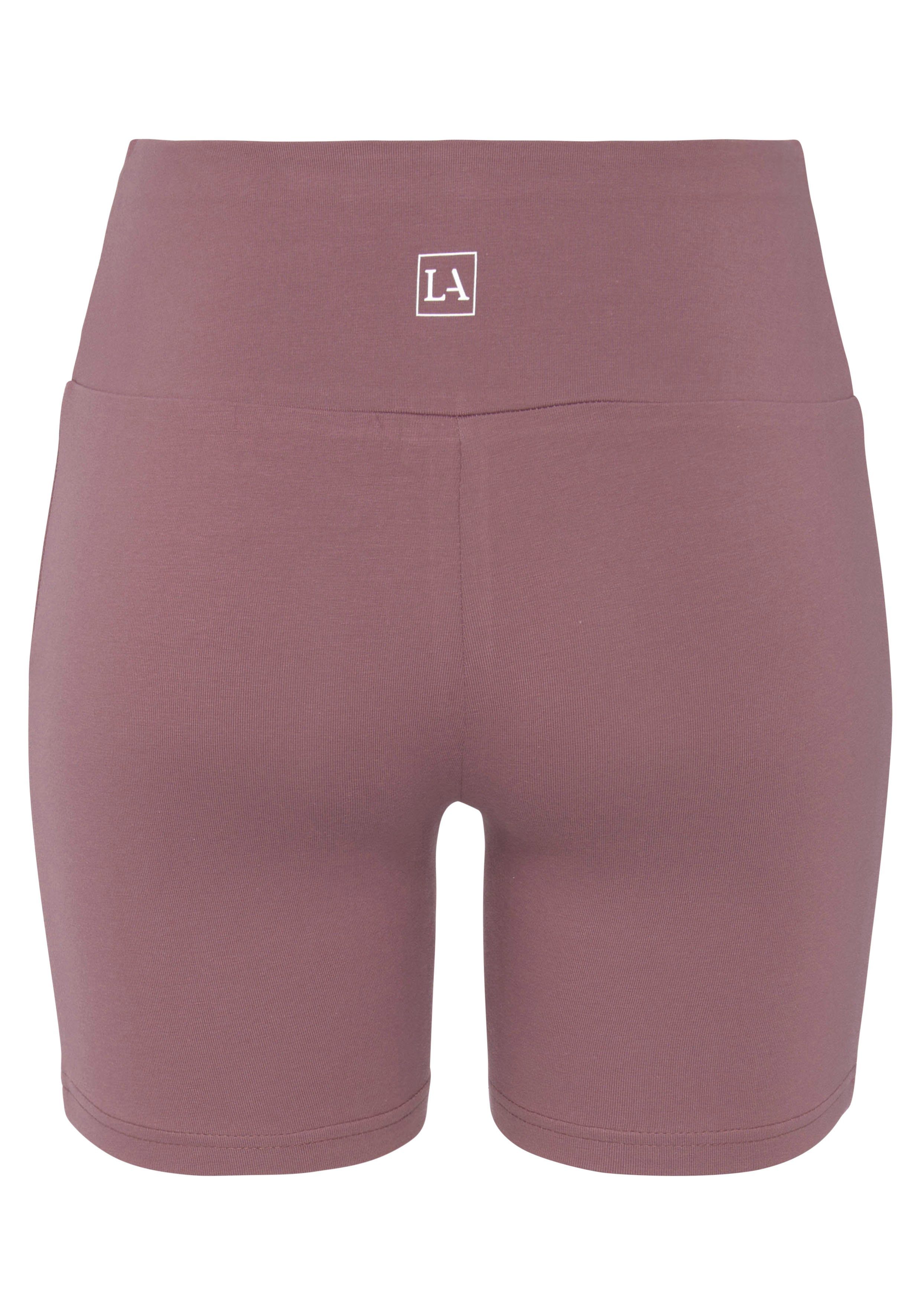 LASCANA Shorts mit breitem Bündchen und Logodruck – Bild 4 von 5