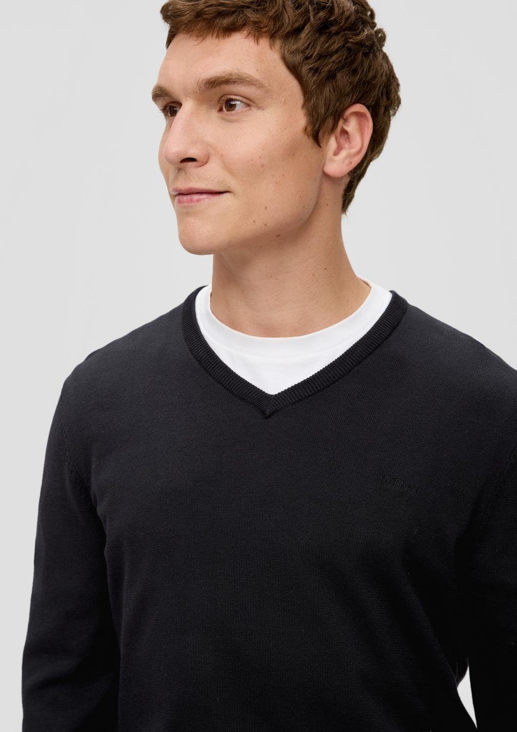 s.Oliver V-Ausschnitt-Pullover Casual (1-tlg) mit V-Ausschnitt und Logo-Stickerei, Feinstrick