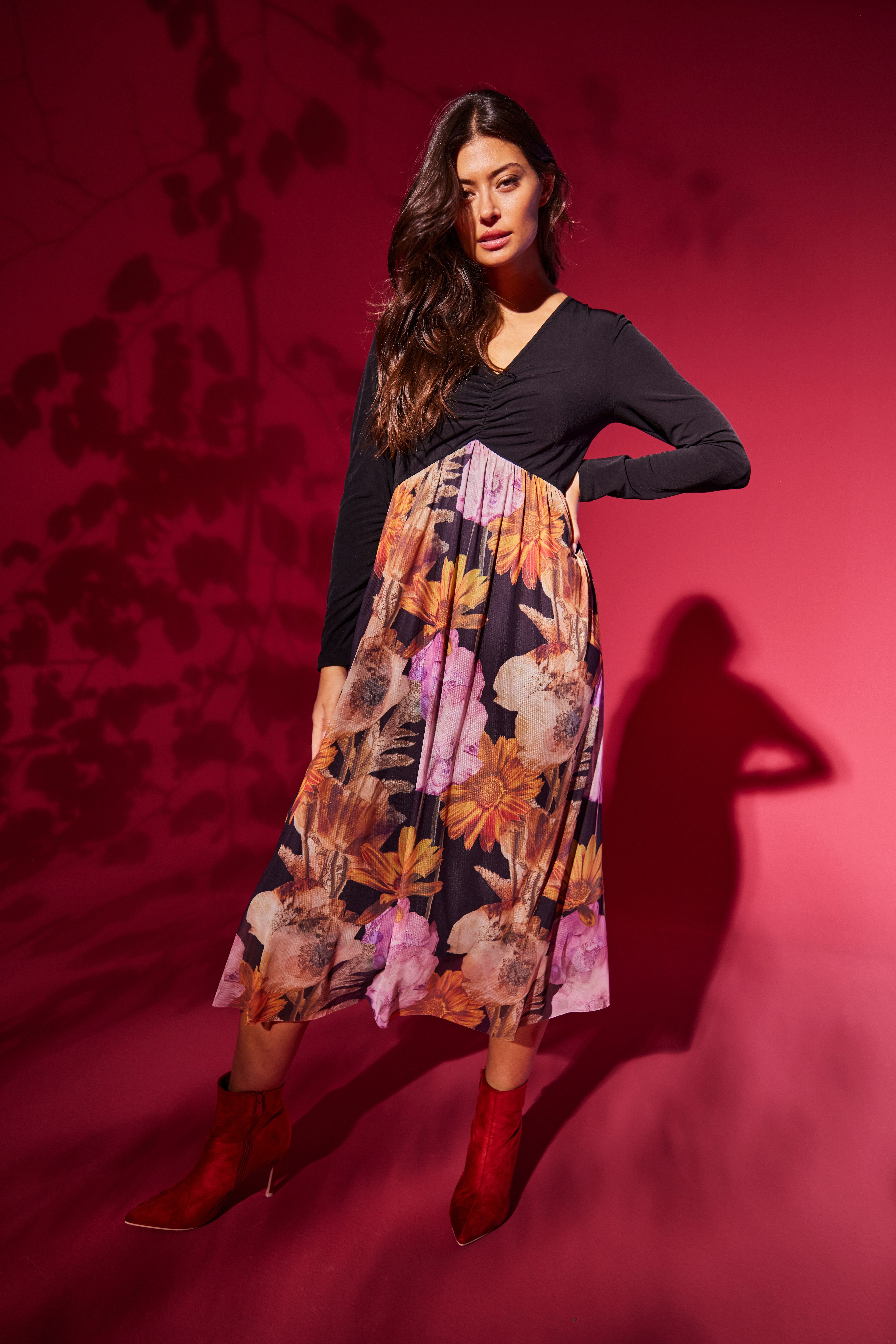 Aniston SELECTED Midikleid mit Raffung am V-Ausschnitt