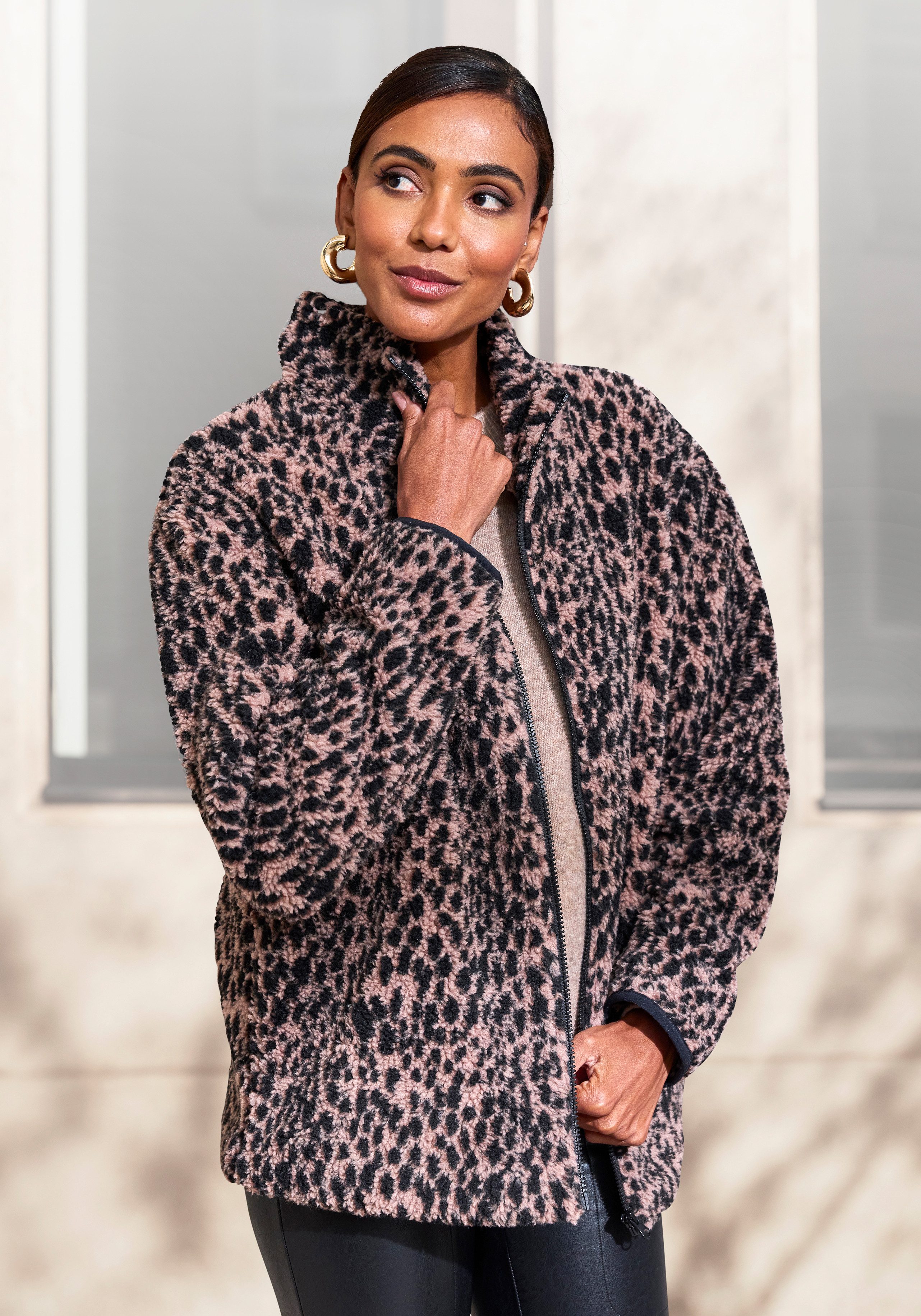 LASCANA Fleecejacke mit elegantem Leo-Muster