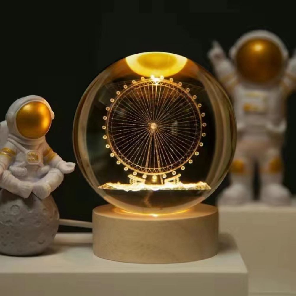 PRIISF LED Dekolicht 3D-Kristallkugel Nachtlicht Leuchtende Nachttischlampe Geschenk Lampe, LED fest integriert, Warmweiß, Gravur im Inneren Galaxie Tischlampe Heimdeko Holzsockel Lampe Ø6cm