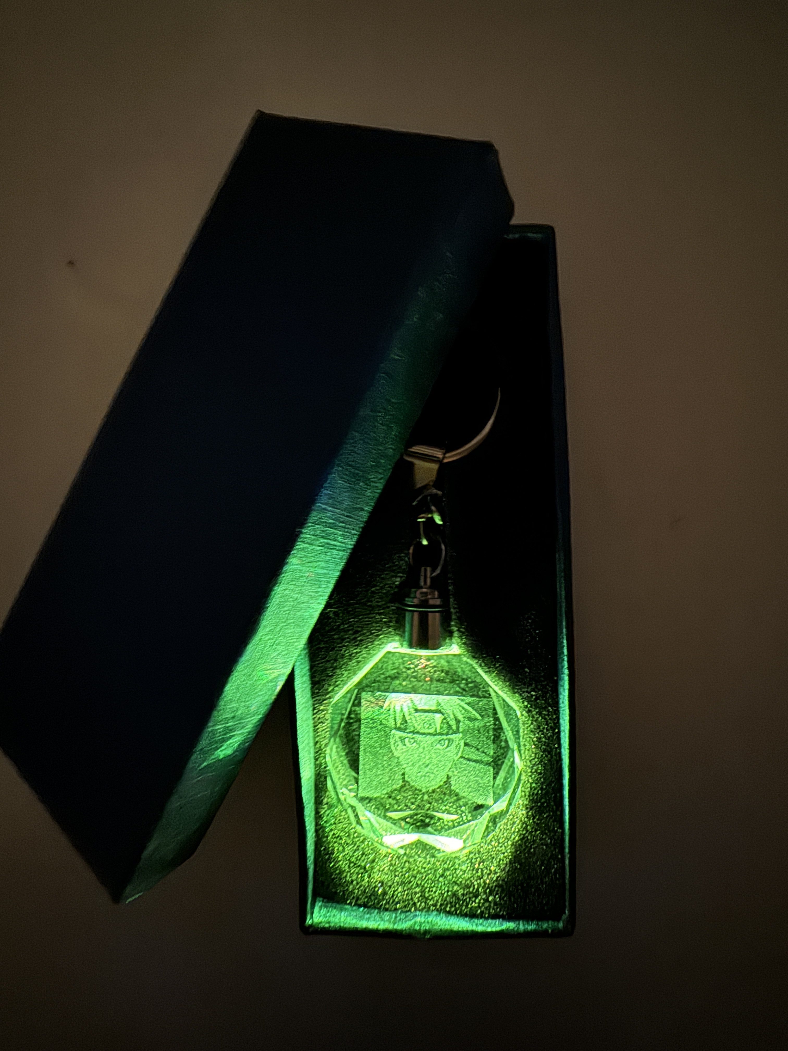 Stelby Schlüsselanhänger NarutoMulticolor Schlüsselanhänger mit Geschenkbox (Perfekt für Geburtstage und Weihnachten, Robustes Glasmaterial, leuchtet in 5 Farben), Farbwechsel, langlebig, modernes Design