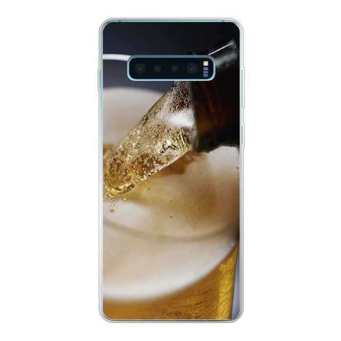 MuchoWow Handyhülle Eingeschenktes Bier vor einem dunklen Hintergrund Phone Case Handyhülle Samsung Galaxy S10 Lite Silikon Schutzhülle