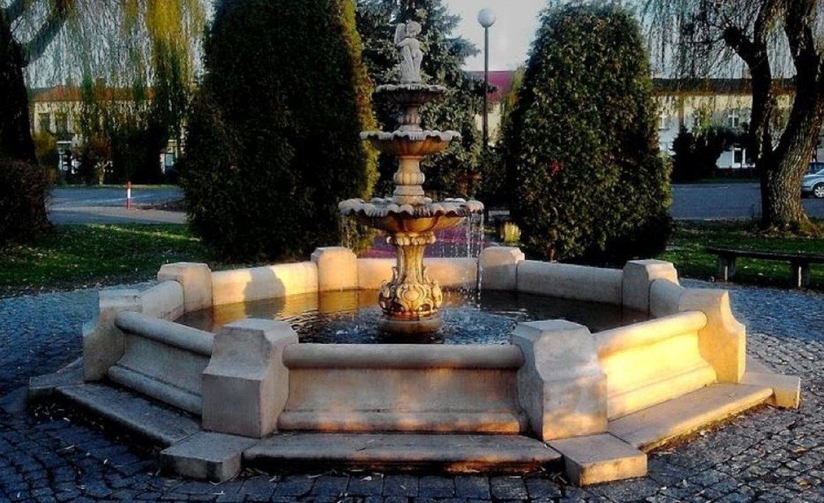 Casa Padrino Gartenbrunnen Barock Springbrunnen / Gartenbrunnen Junge mit Goldfisch Grau Ø 490 x H. 190 cm - Großer 3-Stufiger Brunnen mit Umrandung