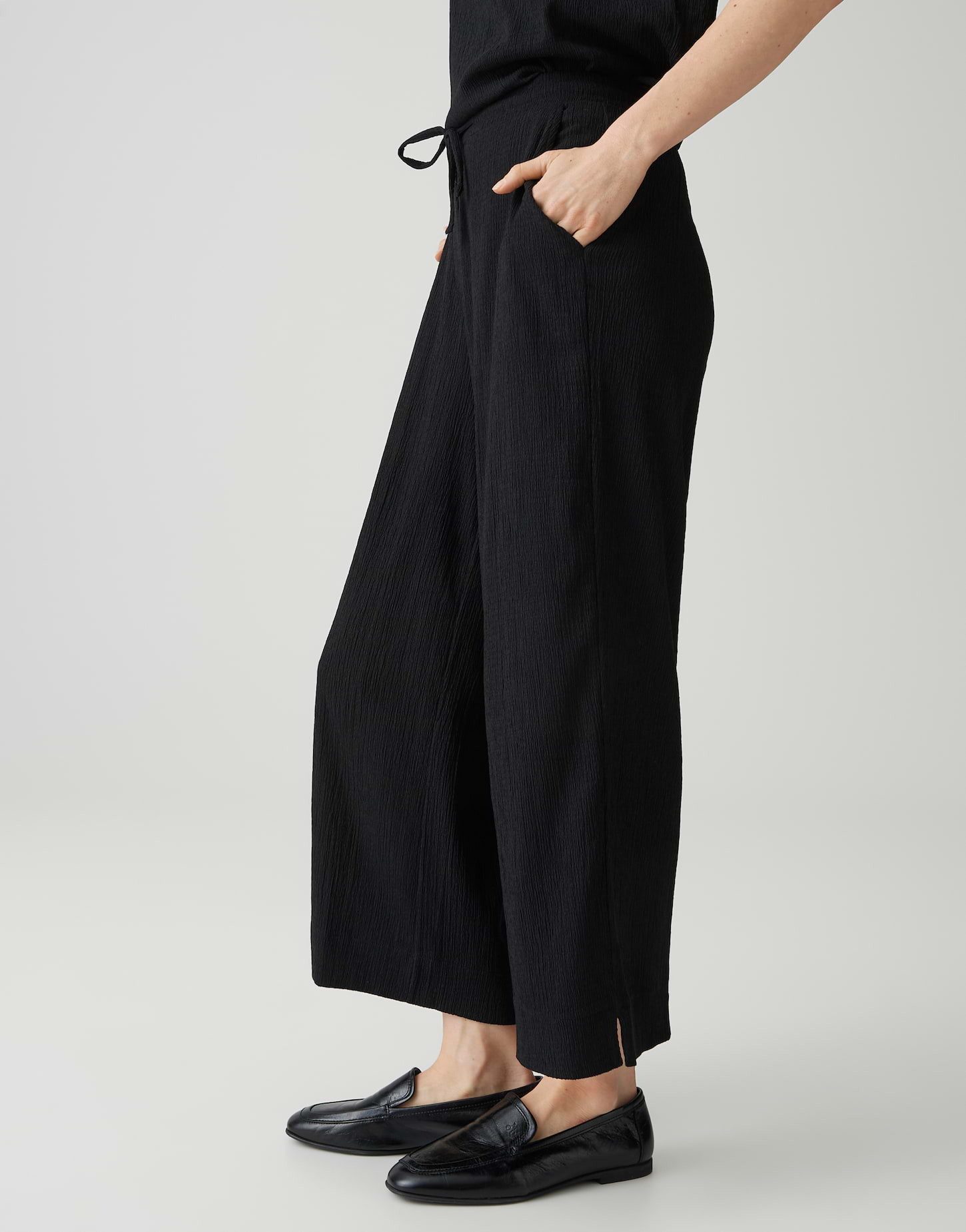 OPUS Stoffhose Meleni aus weichem Jersey mit Crinkle Effekt Mit Eingrifftaschen für praktische Alltagslooks – Bild 5 von 5